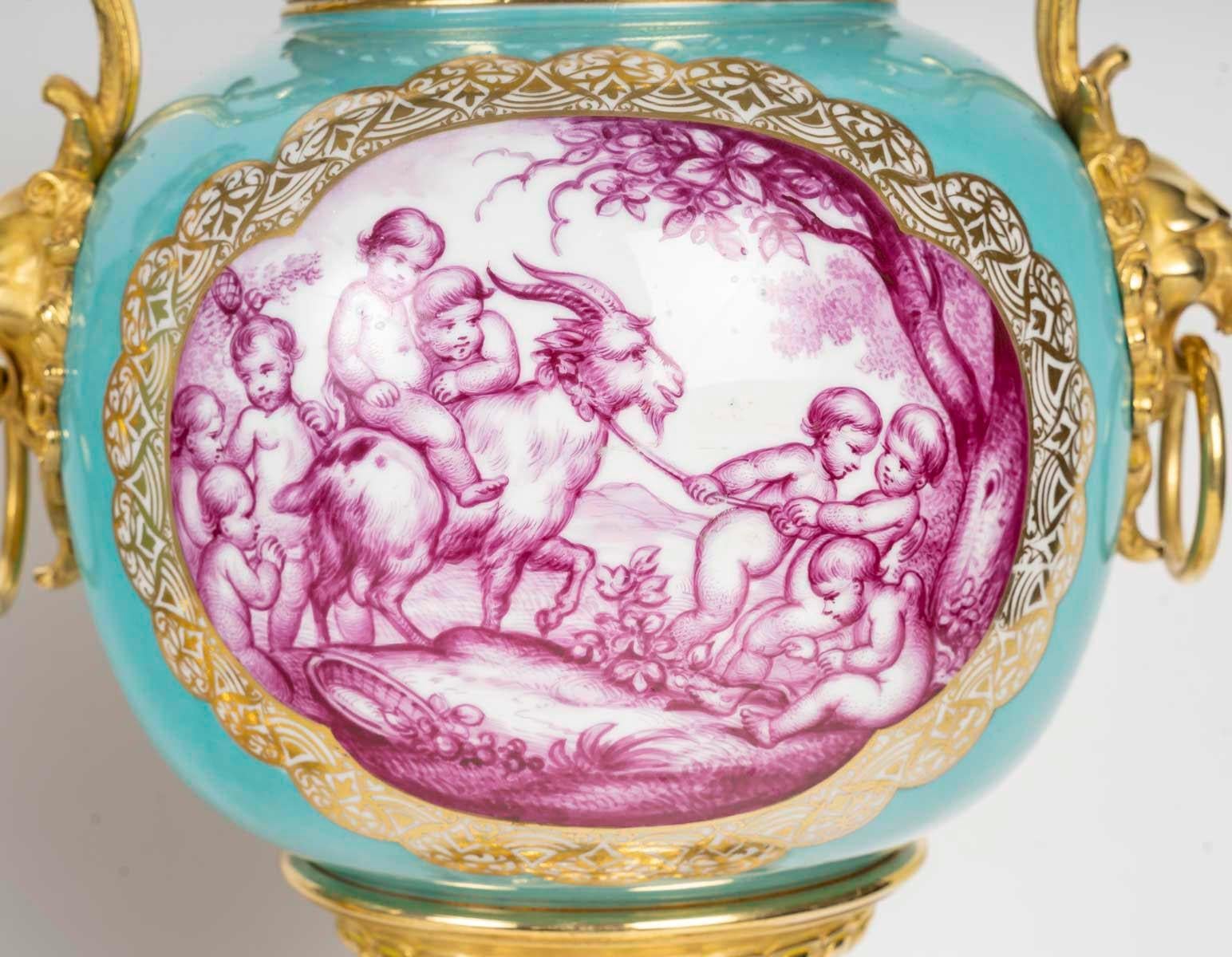 Coppia di vasi in porcellana di Parigi con montatura in bronzo dorato, XIX secolo. in vendita 1