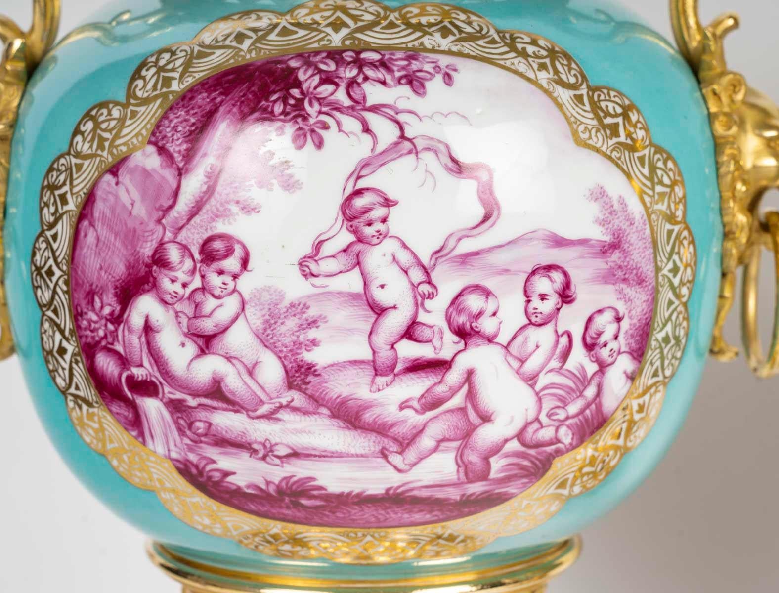 Coppia di vasi in porcellana di Parigi con montatura in bronzo dorato, XIX secolo. in vendita 2