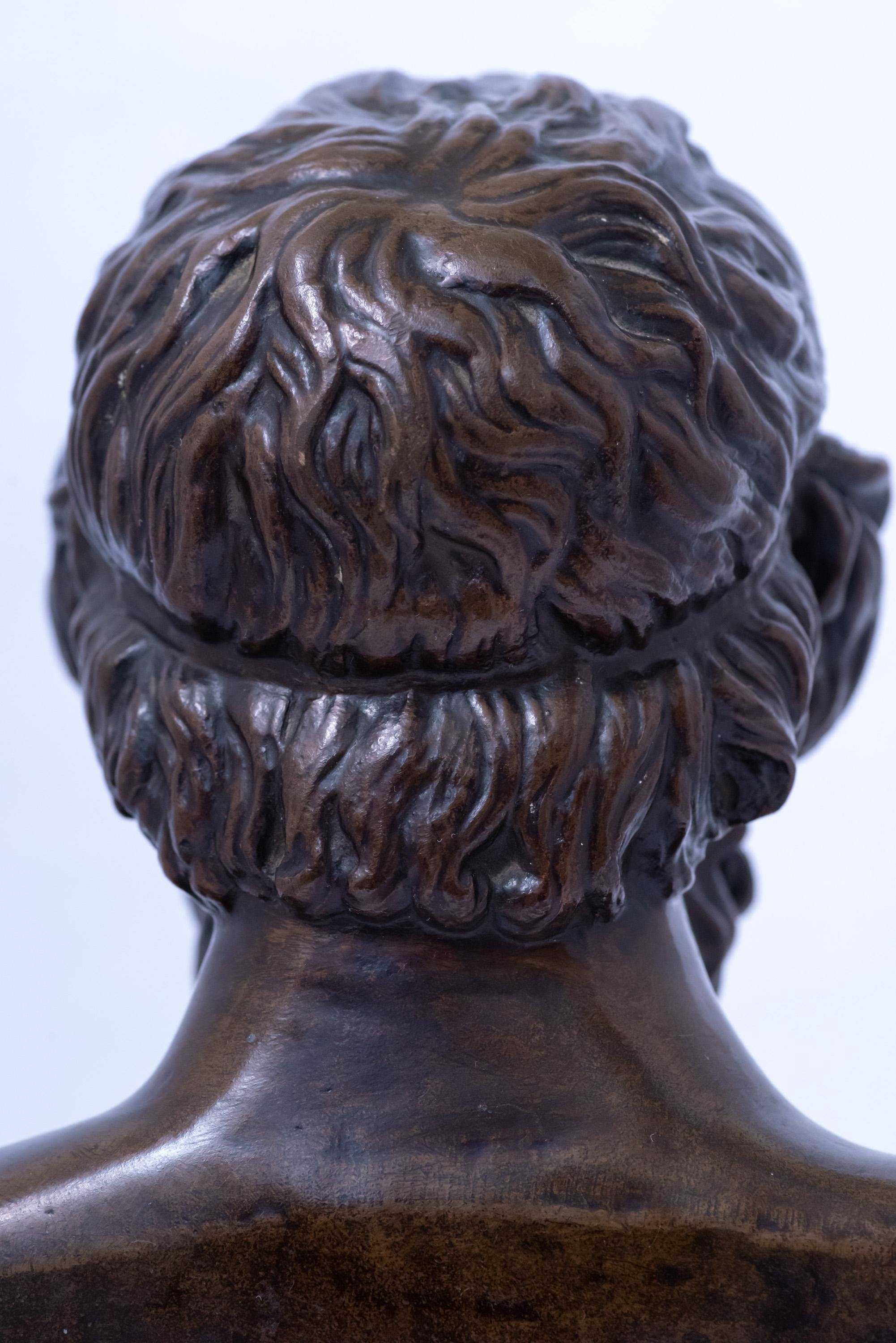 Paire de bustes en bronze patiné représentant Homer et Euripedes en vente 7