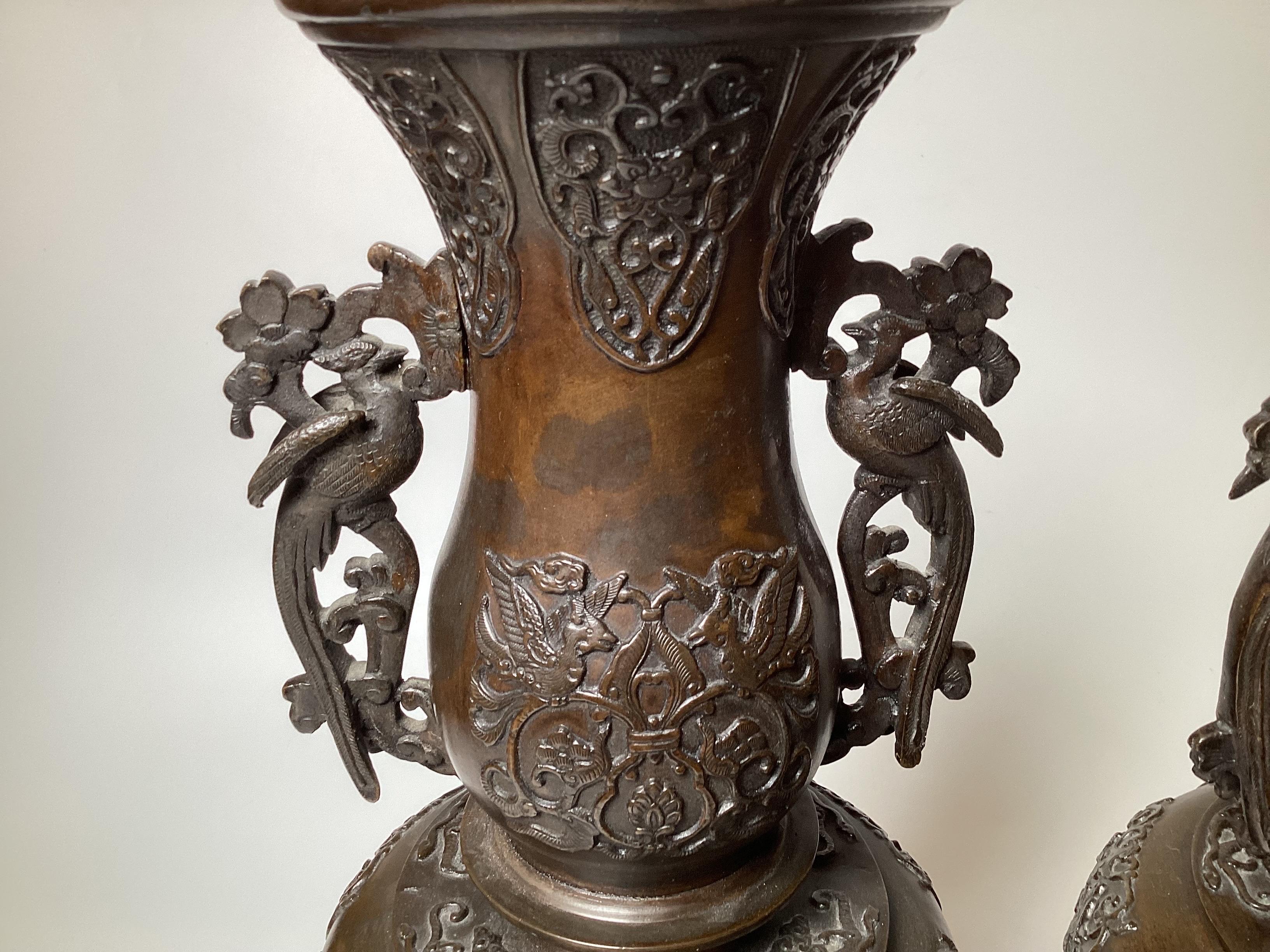 Paar figurale, hohe Vasen aus patinierter Bronze aus der Meiji-Periode  im Zustand „Hervorragend“ im Angebot in Lambertville, NJ