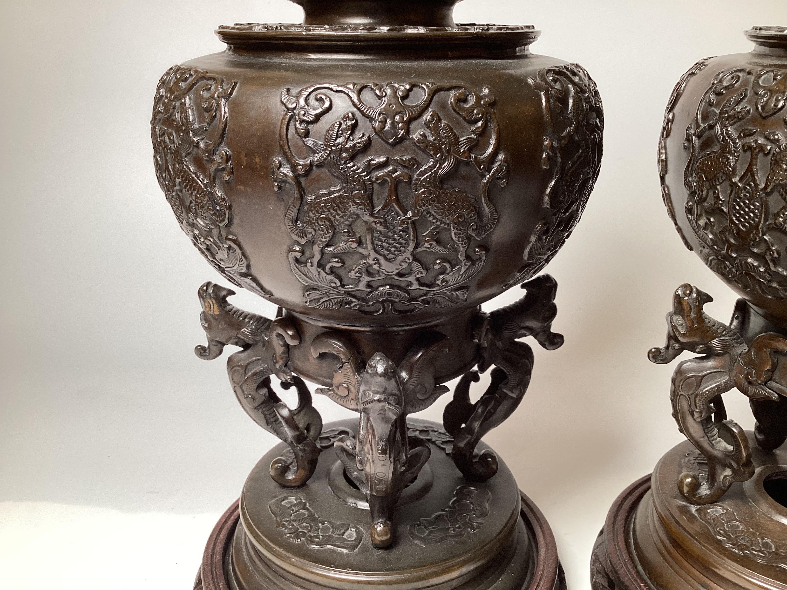 Paar figurale, hohe Vasen aus patinierter Bronze aus der Meiji-Periode  (Spätes 19. Jahrhundert) im Angebot