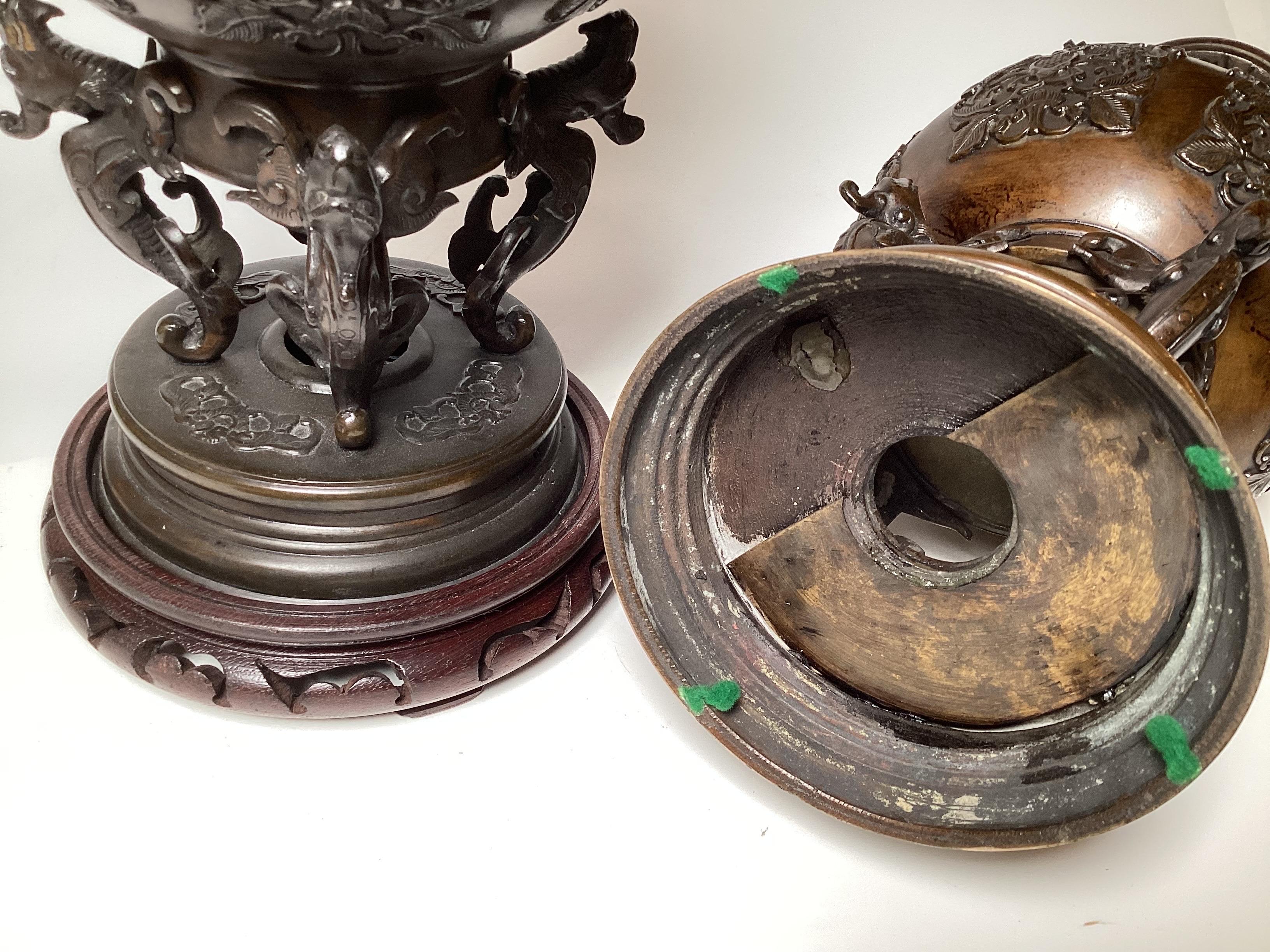 Paar figurale, hohe Vasen aus patinierter Bronze aus der Meiji-Periode  im Angebot 1