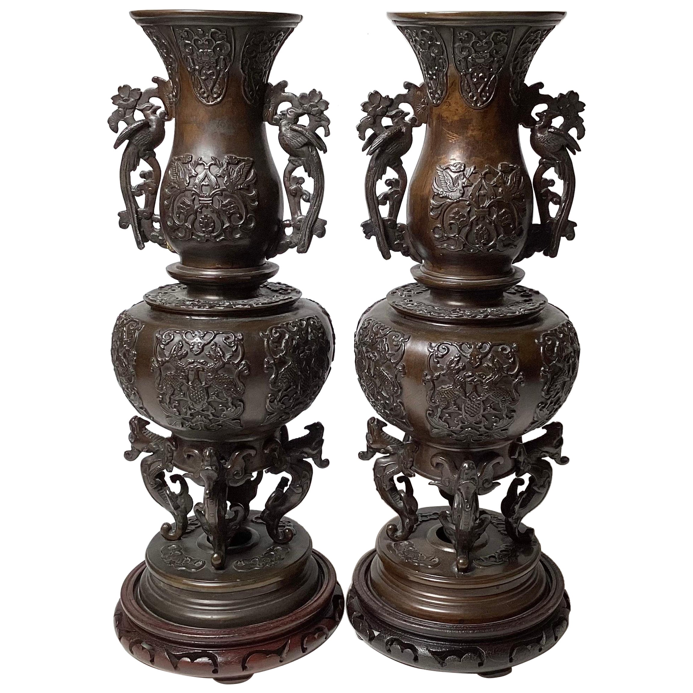 Paire de grands vases figuratifs en bronze patiné de la période Meiji
