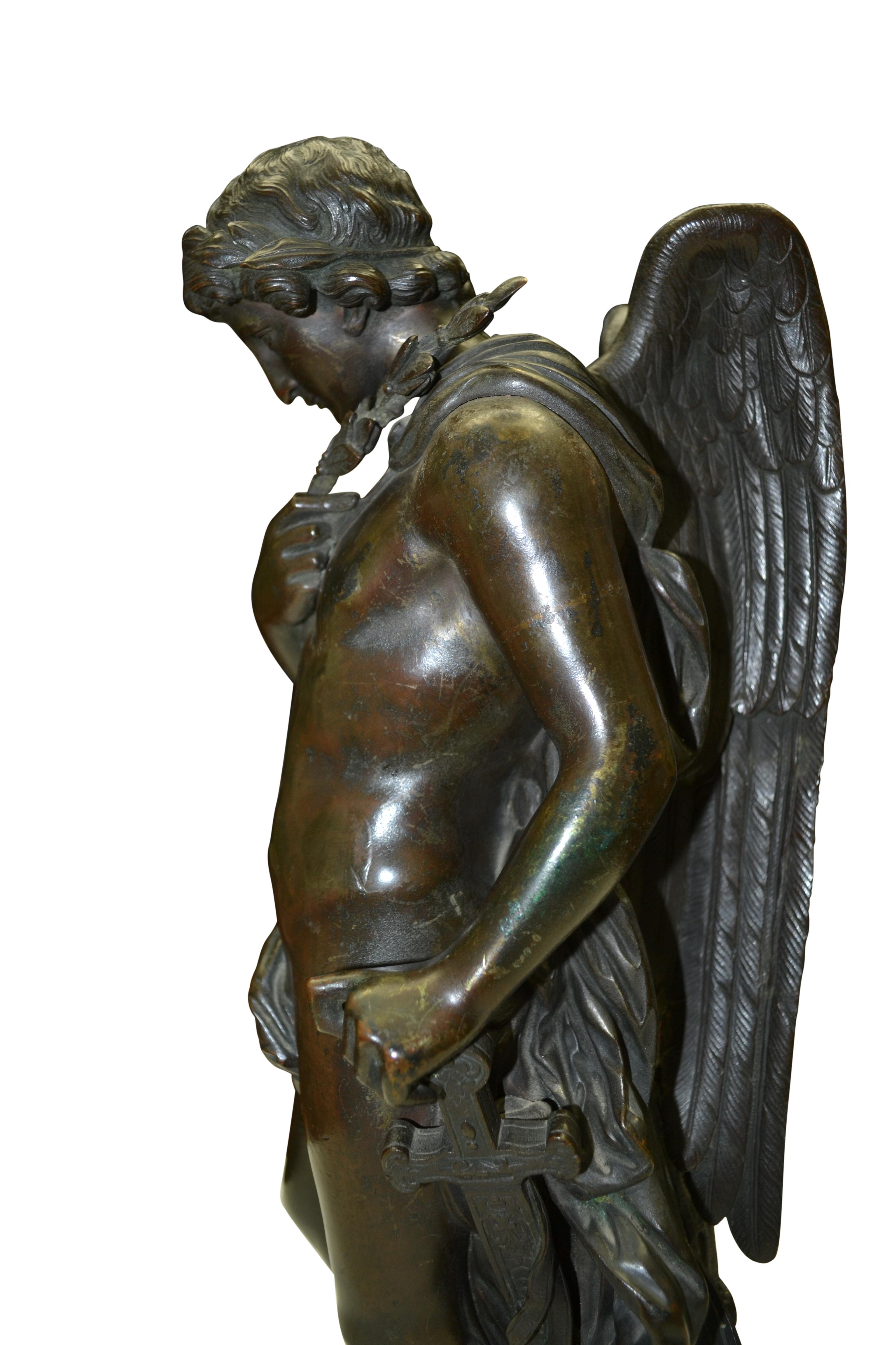 Paire de figurines ailées en bronze patiné  Statues de grecques classiques masculines et figuratives en vente 5
