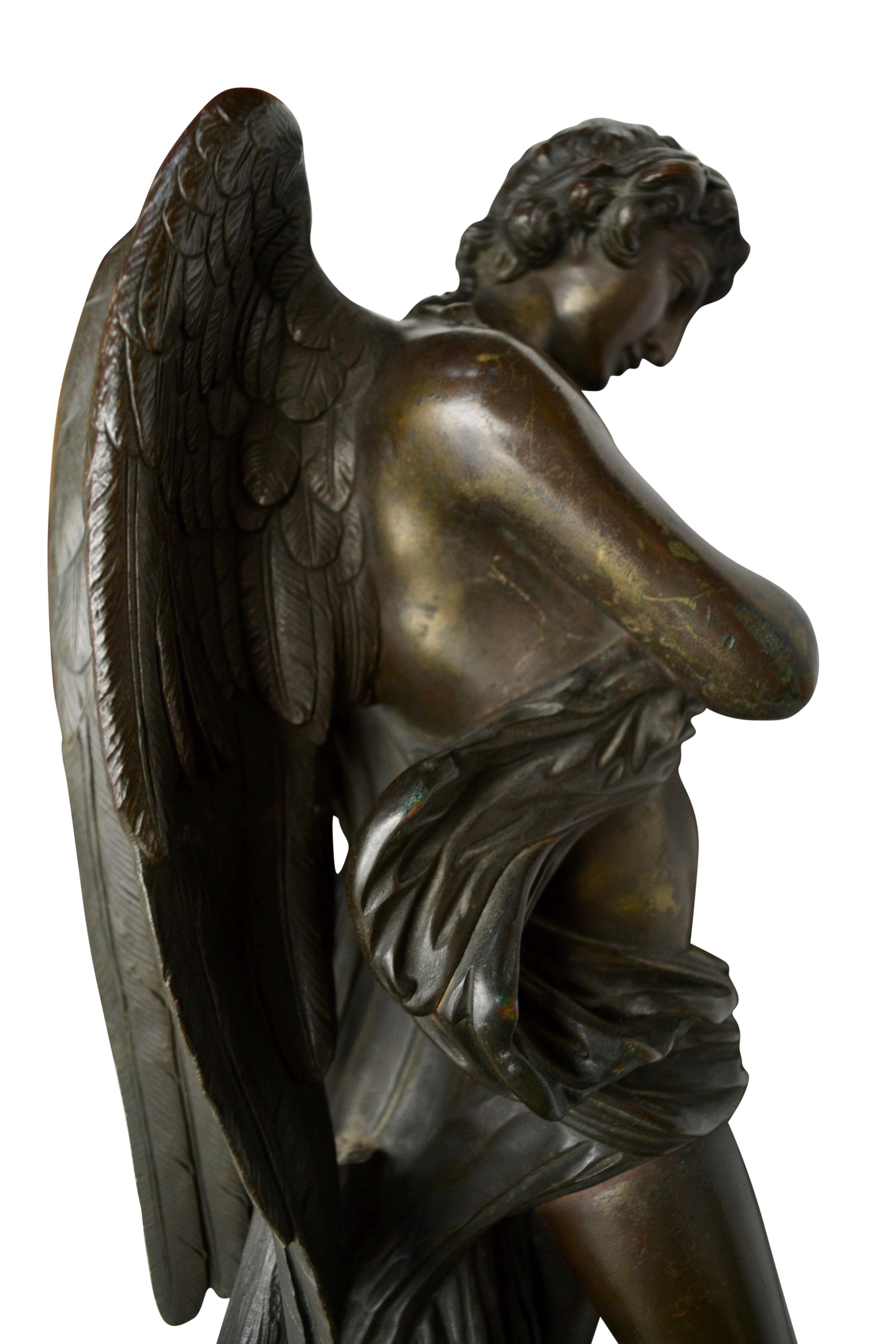 Paire de figurines ailées en bronze patiné  Statues de grecques classiques masculines et figuratives en vente 7