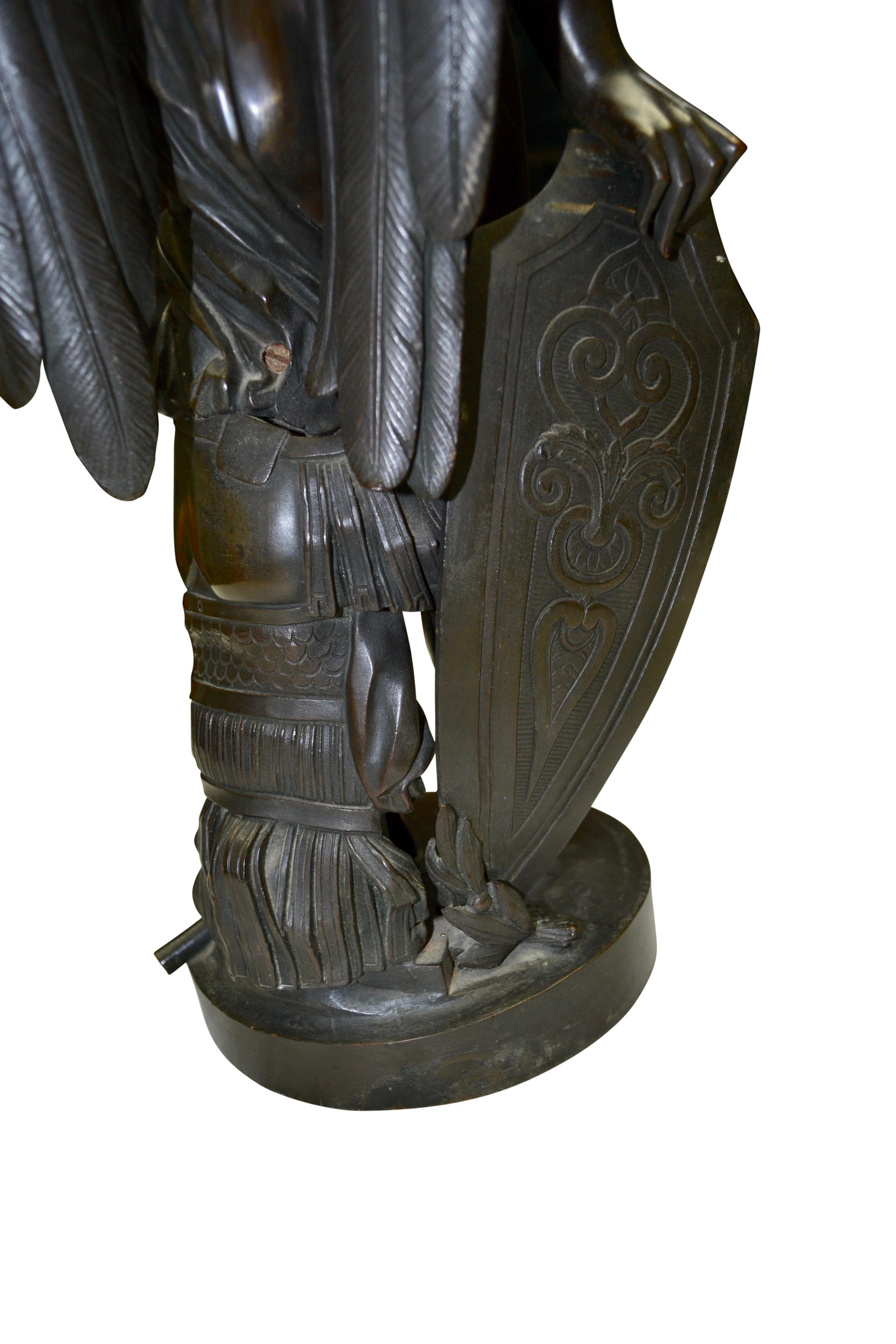Paire de figurines ailées en bronze patiné  Statues de grecques classiques masculines et figuratives en vente 10
