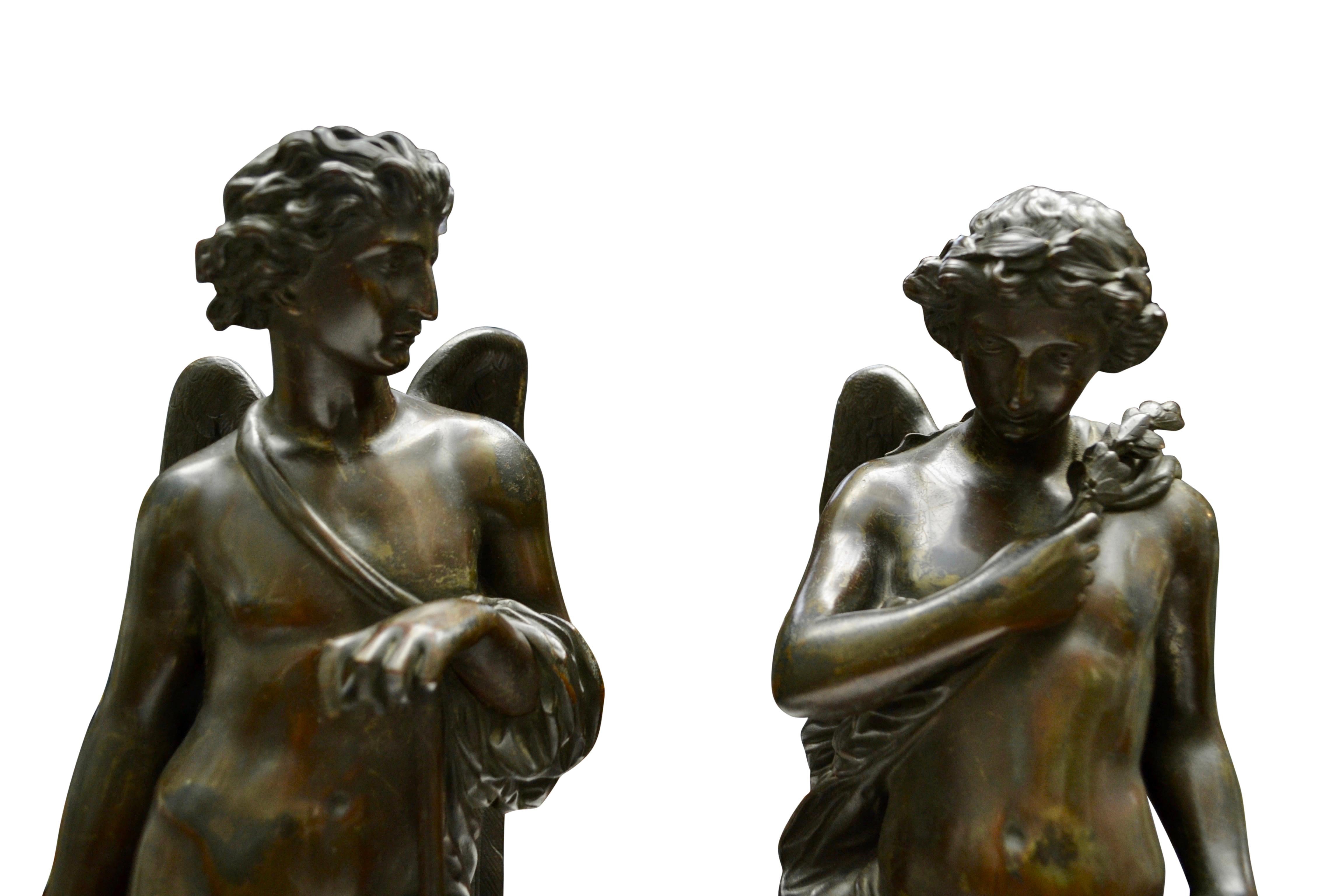 Français Paire de figurines ailées en bronze patiné  Statues de grecques classiques masculines et figuratives en vente