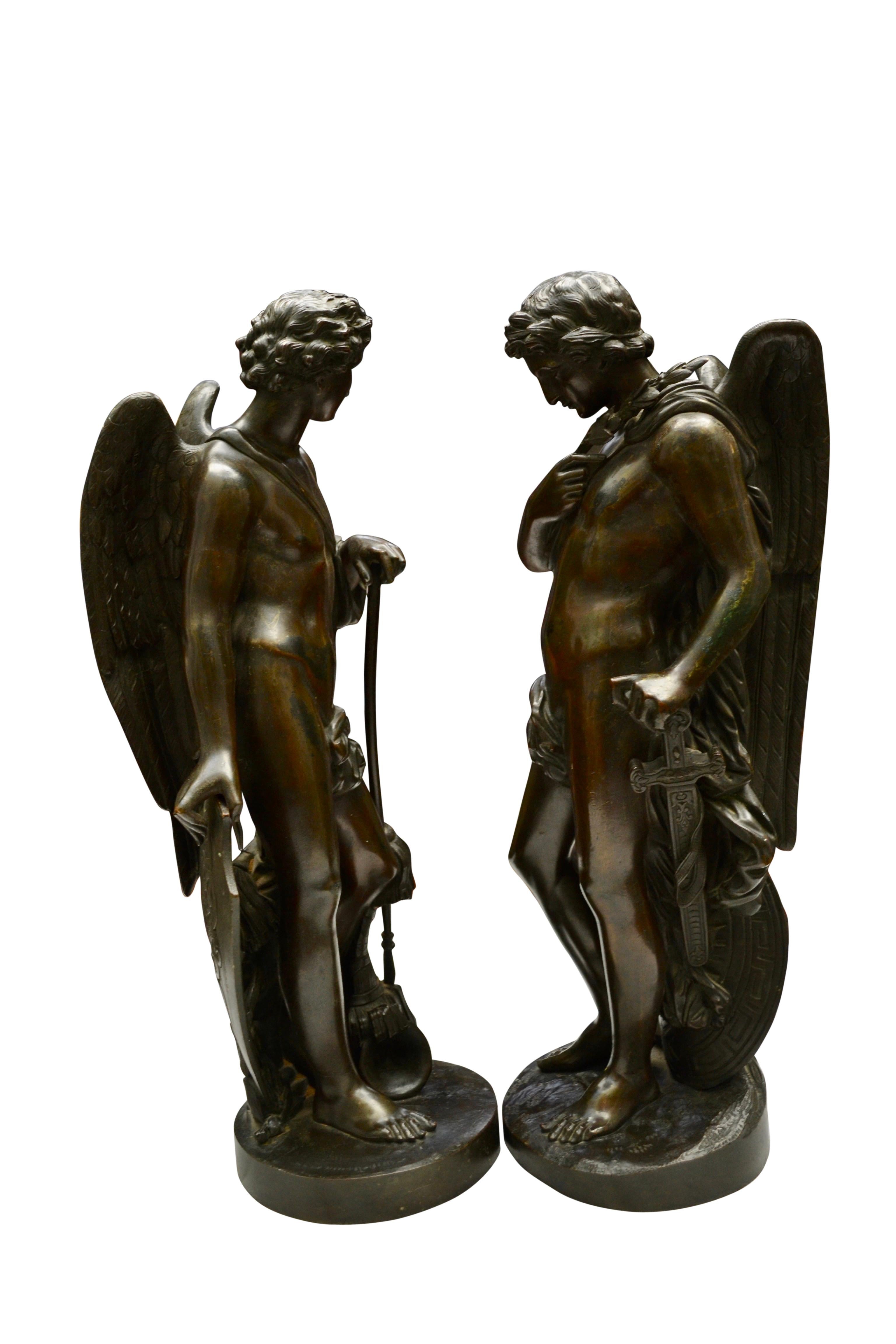 Moulage Paire de figurines ailées en bronze patiné  Statues de grecques classiques masculines et figuratives en vente