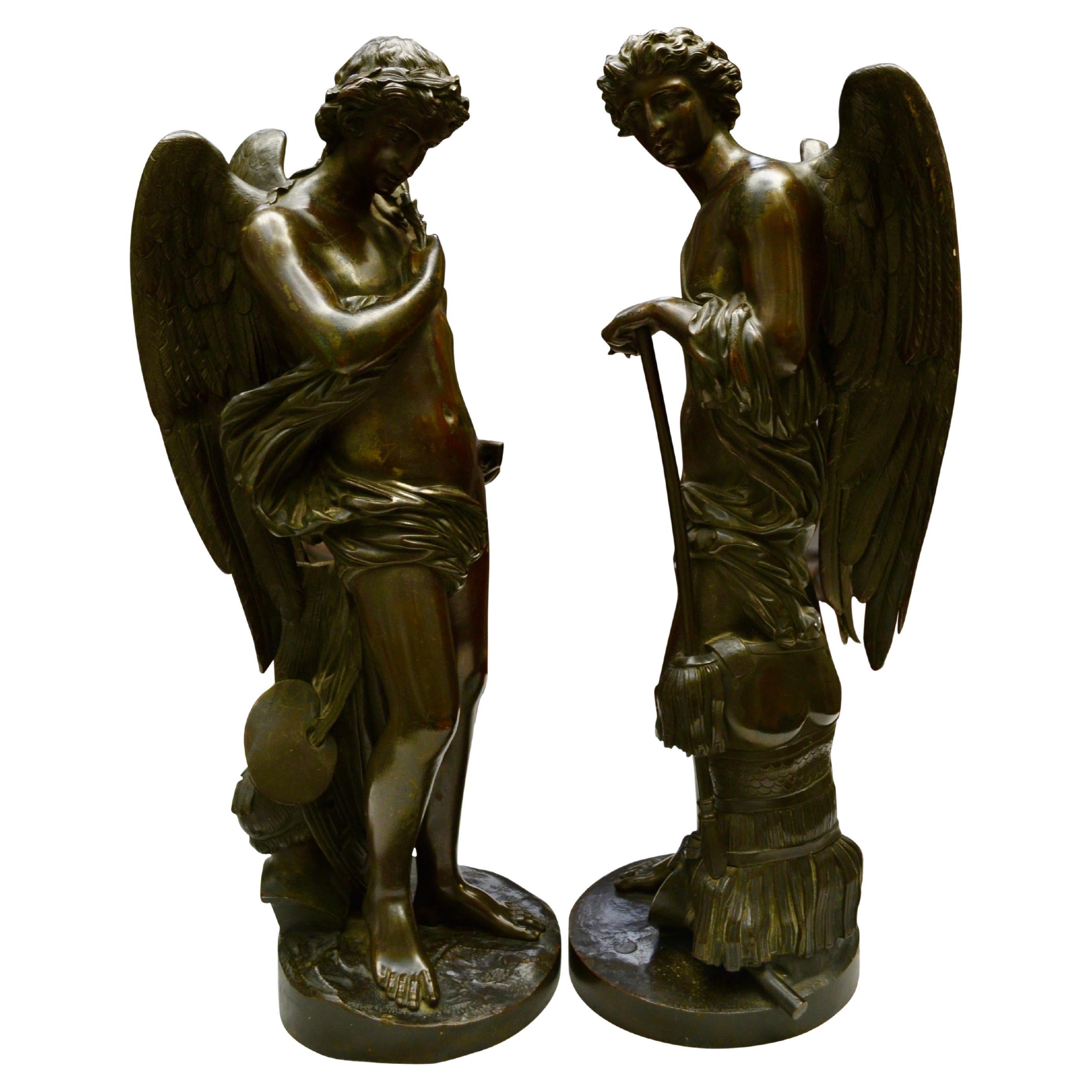Néoclassique Paire de figurines ailées en bronze patiné  Statues de grecques classiques masculines et figuratives en vente