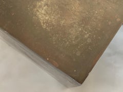 Una coppia di cubi in acciaio patinato