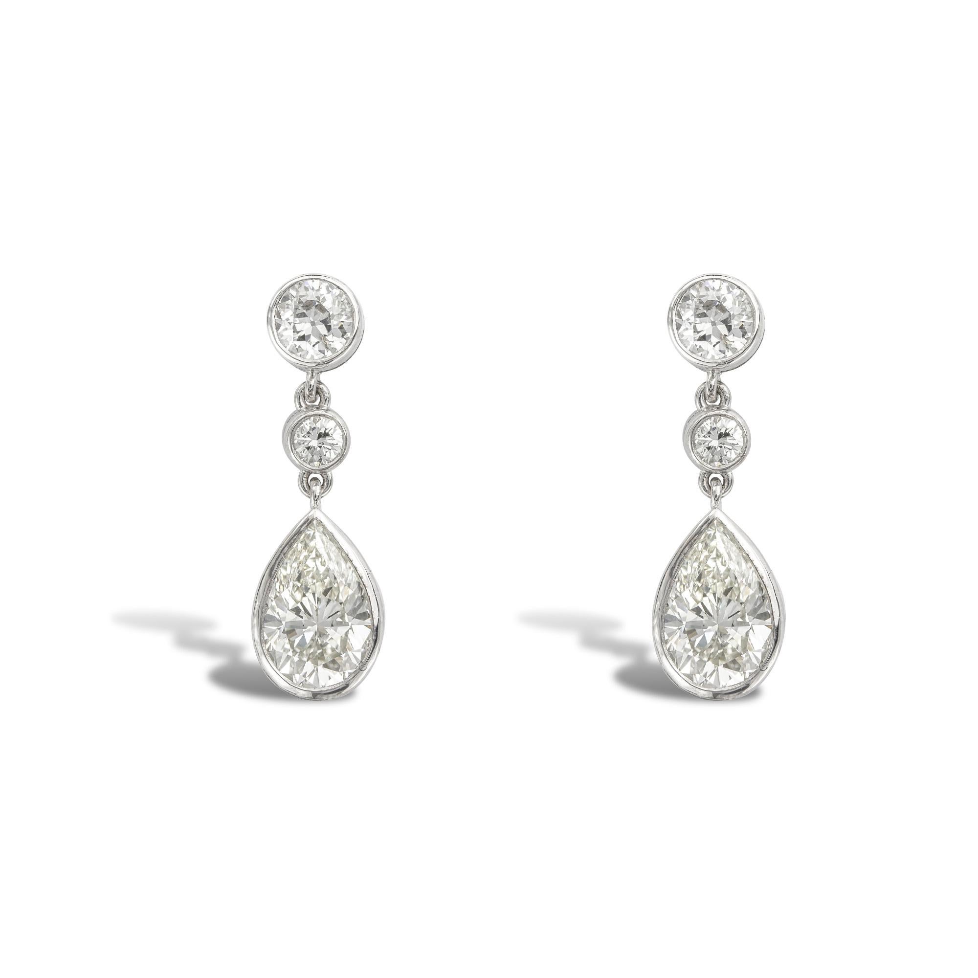 A Pair Of Pear Shape Diamond Drop Earrings In New Condition For Sale In London, GB