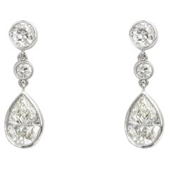 Un par de pendientes de diamantes en forma de pera
