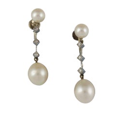 Ein Paar Perlen- und Diamant-Tropfen-Ohrringe