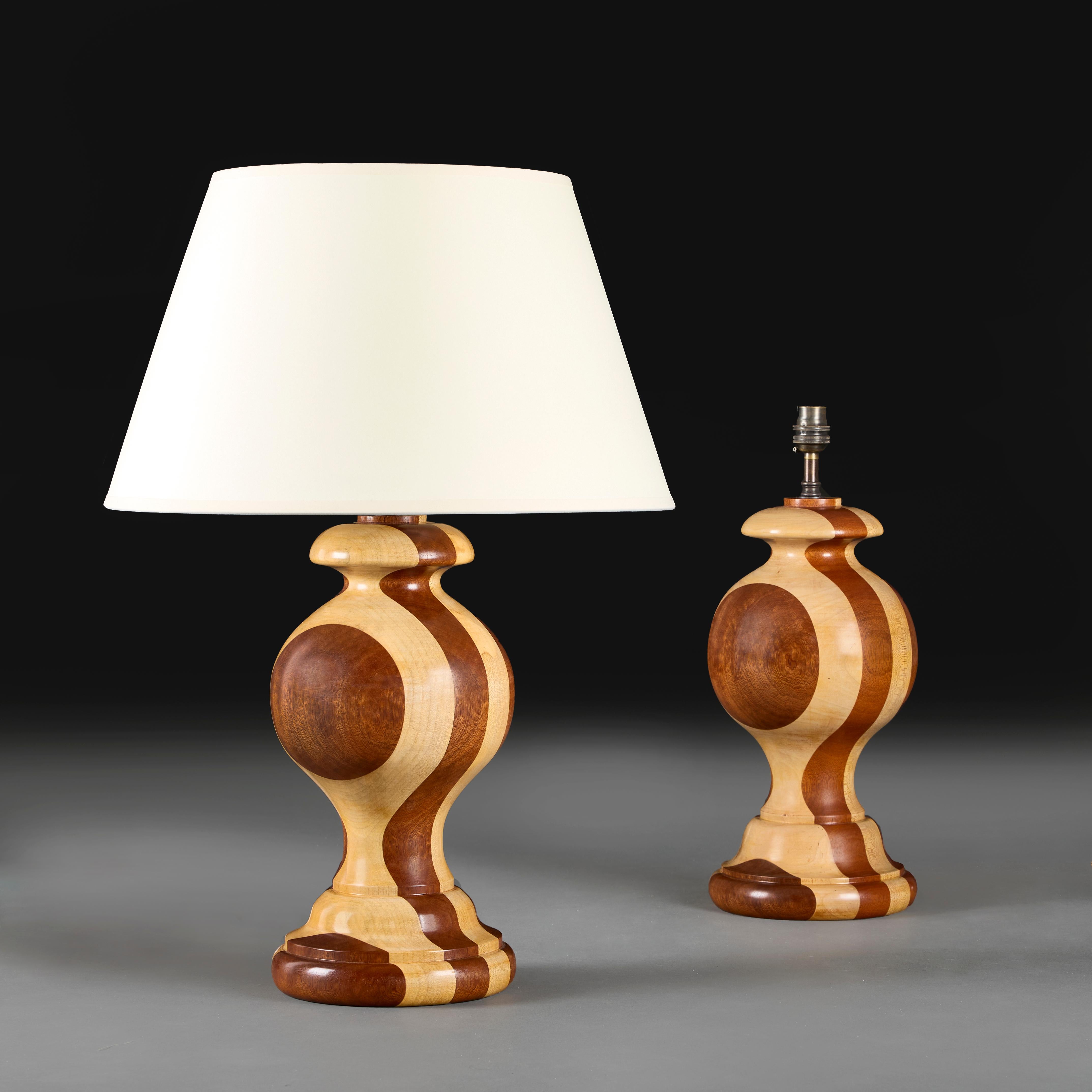 Inghilterra, realizzato su ordinazione. Chiedi informazioni sulla disponibilità attuale.

Un'insolita coppia di lampade in legno di pero e mogano tornito, con occhio di bue su un lato e strisce sull'altro.

Altezza della lampada 35,00cm
Altezza con