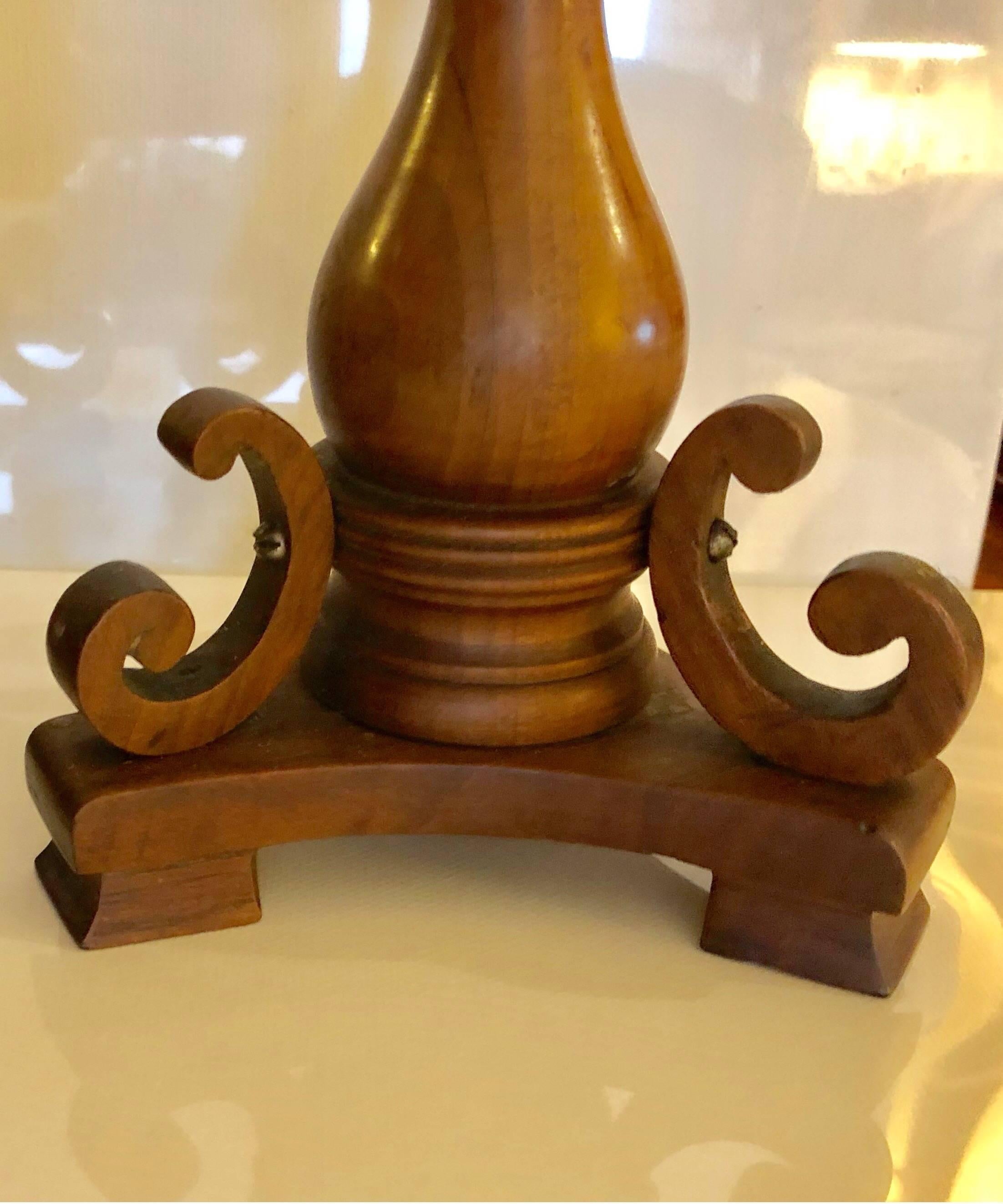 Francese Coppia di candelieri in legno di pero tornito, Francia, XIX secolo in vendita