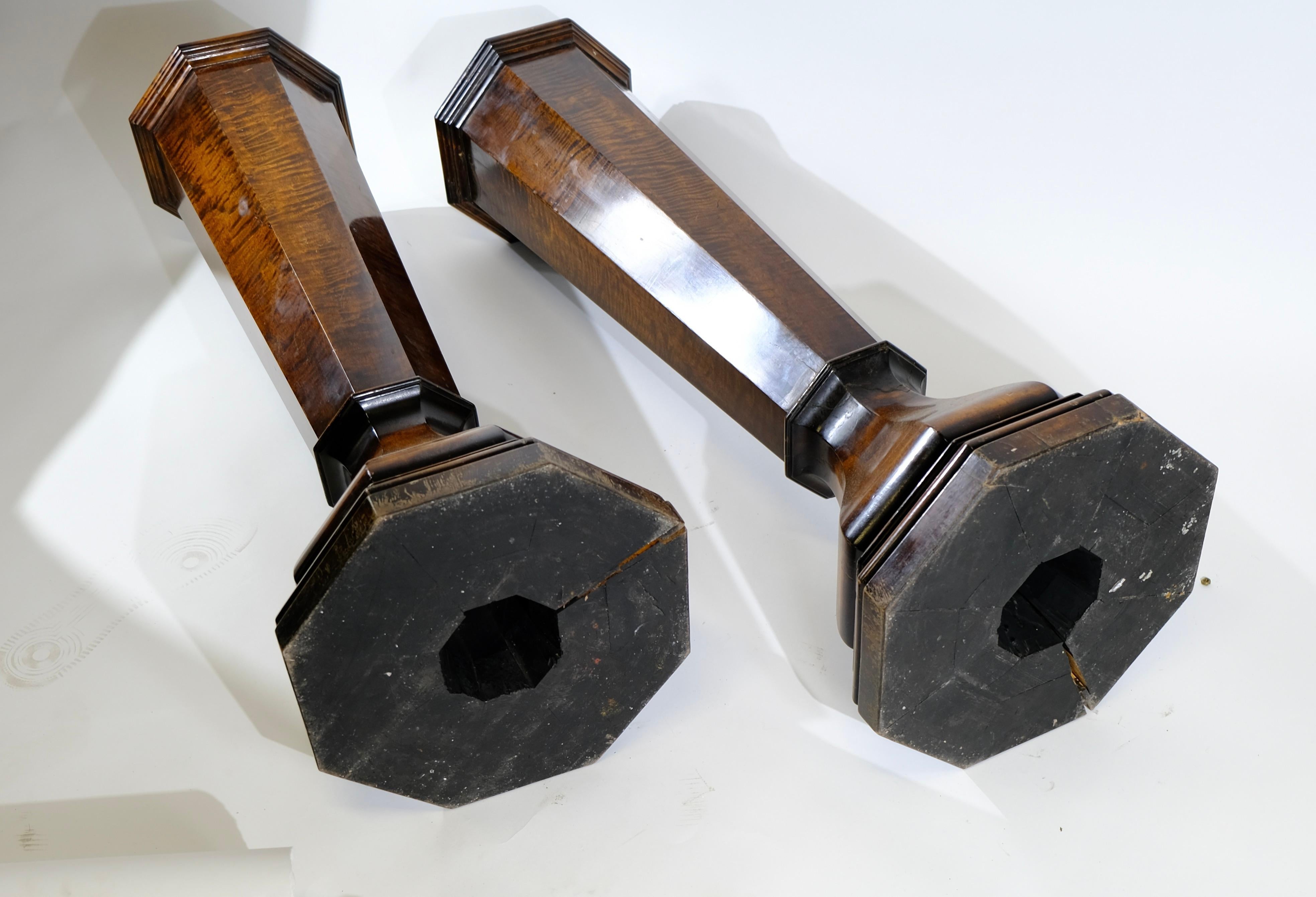 Une paire de piédestaux au design intéressant. Français et fabriqué vers 1920. Stable pour y placer des candélabres ou des urnes.
La partie supérieure est de 20x20 cm, la partie inférieure de 30x30 cm.