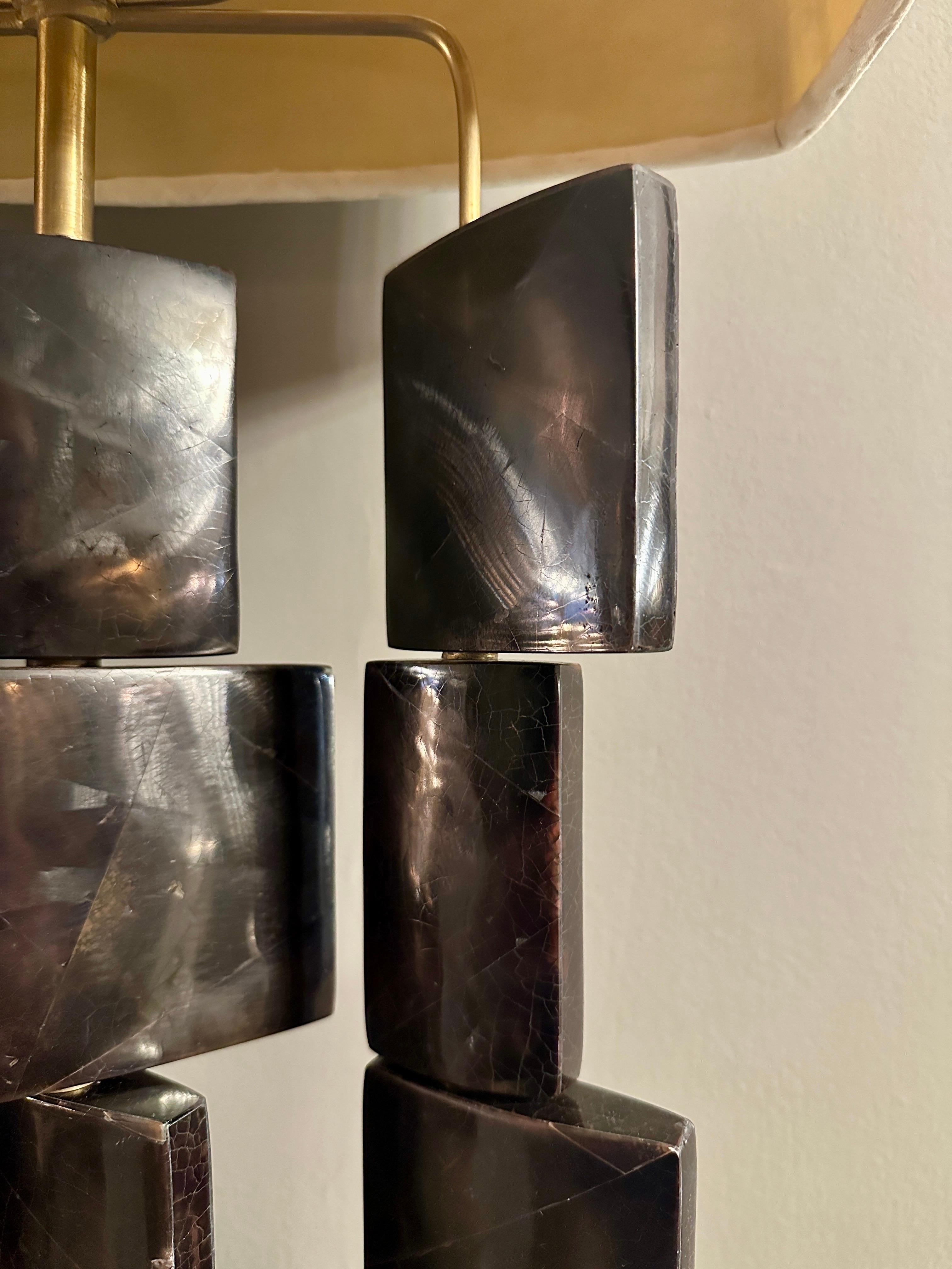Ein Paar Tischlampen aus Muschelschalen und Messing von R&Y Augousti Paris  im Angebot 5