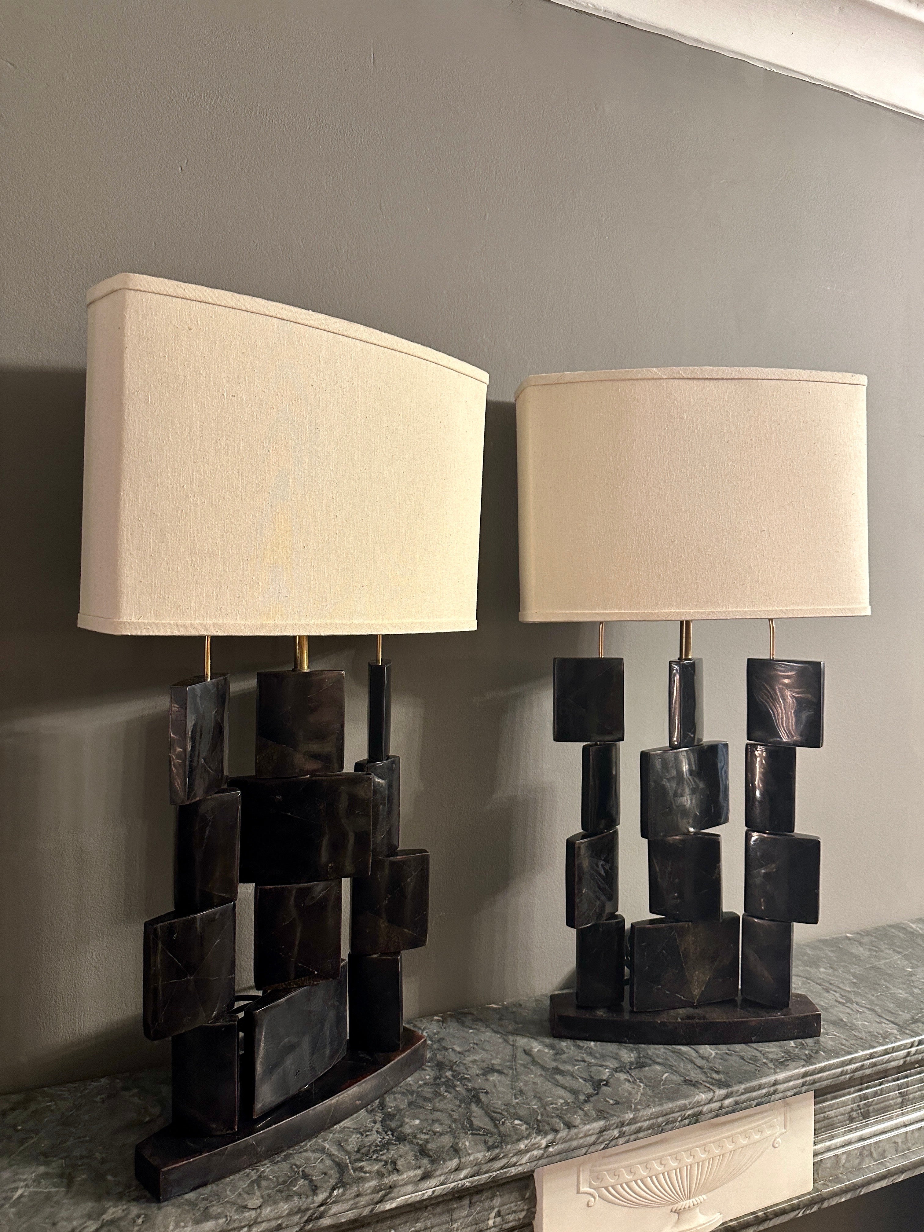 Ein Paar Tischlampen aus Muschelschalen und Messing von R&Y Augousti Paris  (Moderne) im Angebot