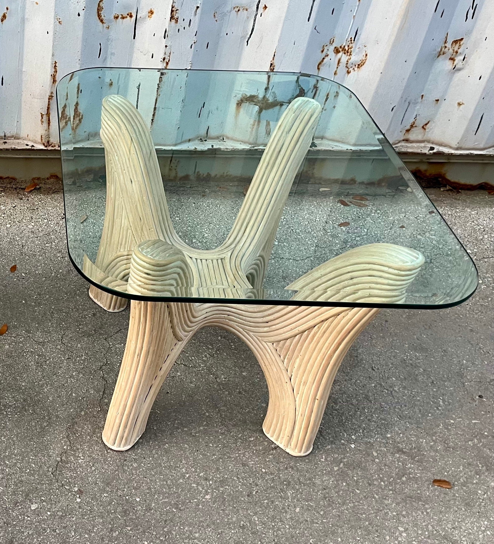 Ein Paar von Vintage Pencil Reed Coastal Style Rattan End Tables. Circa 1980er Jahre 
Die Sockel sind mit Bleistiftschilf furniert, die Abdeckungen aus abgeschrägtem Glas. 
Es ist in ausgezeichnetem, fast neuwertigem Zustand mit sehr geringen