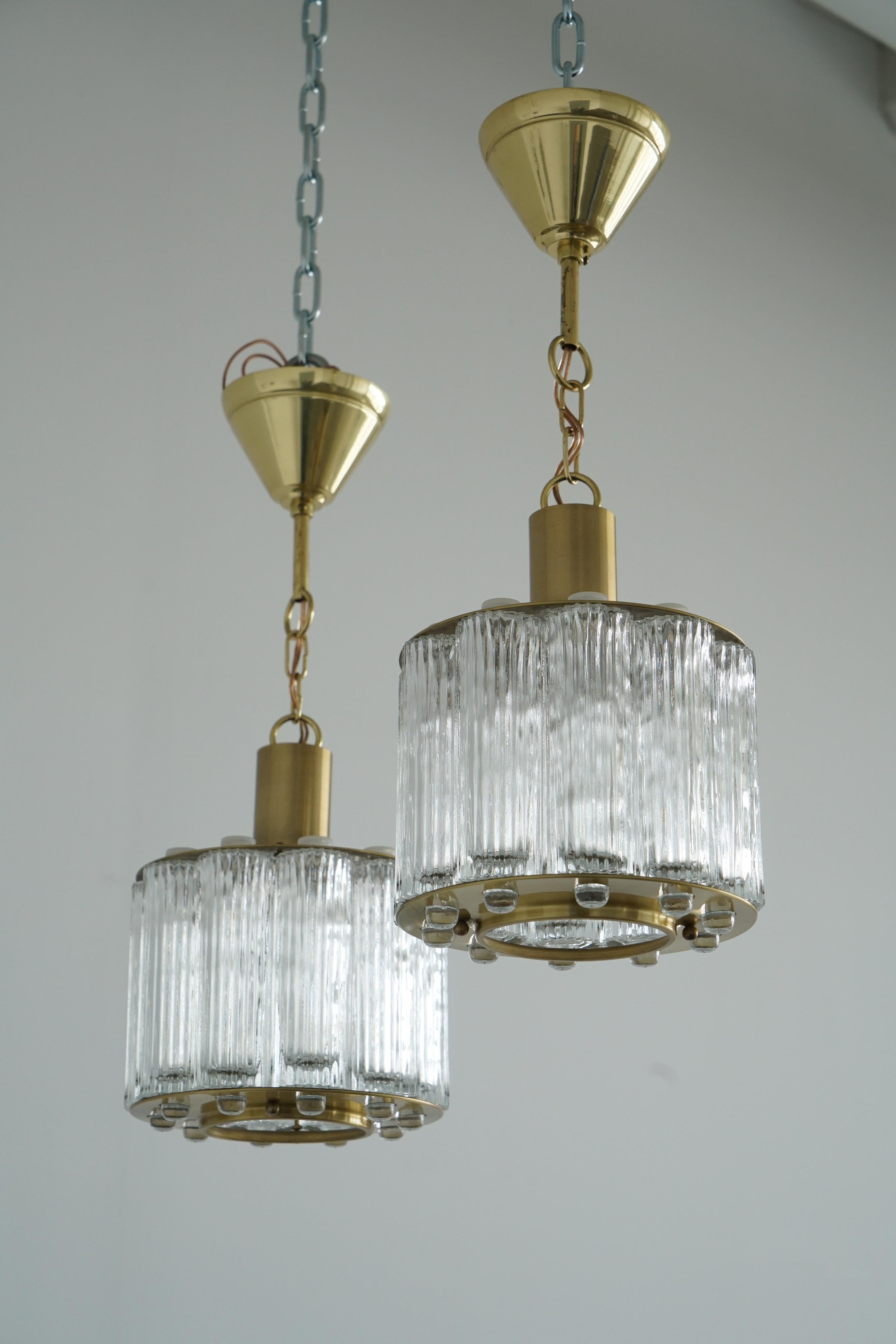 Un par de colgantes de iluminación diseñados por Erik Wärnå para Kemp & Lauritzen. Modelo 