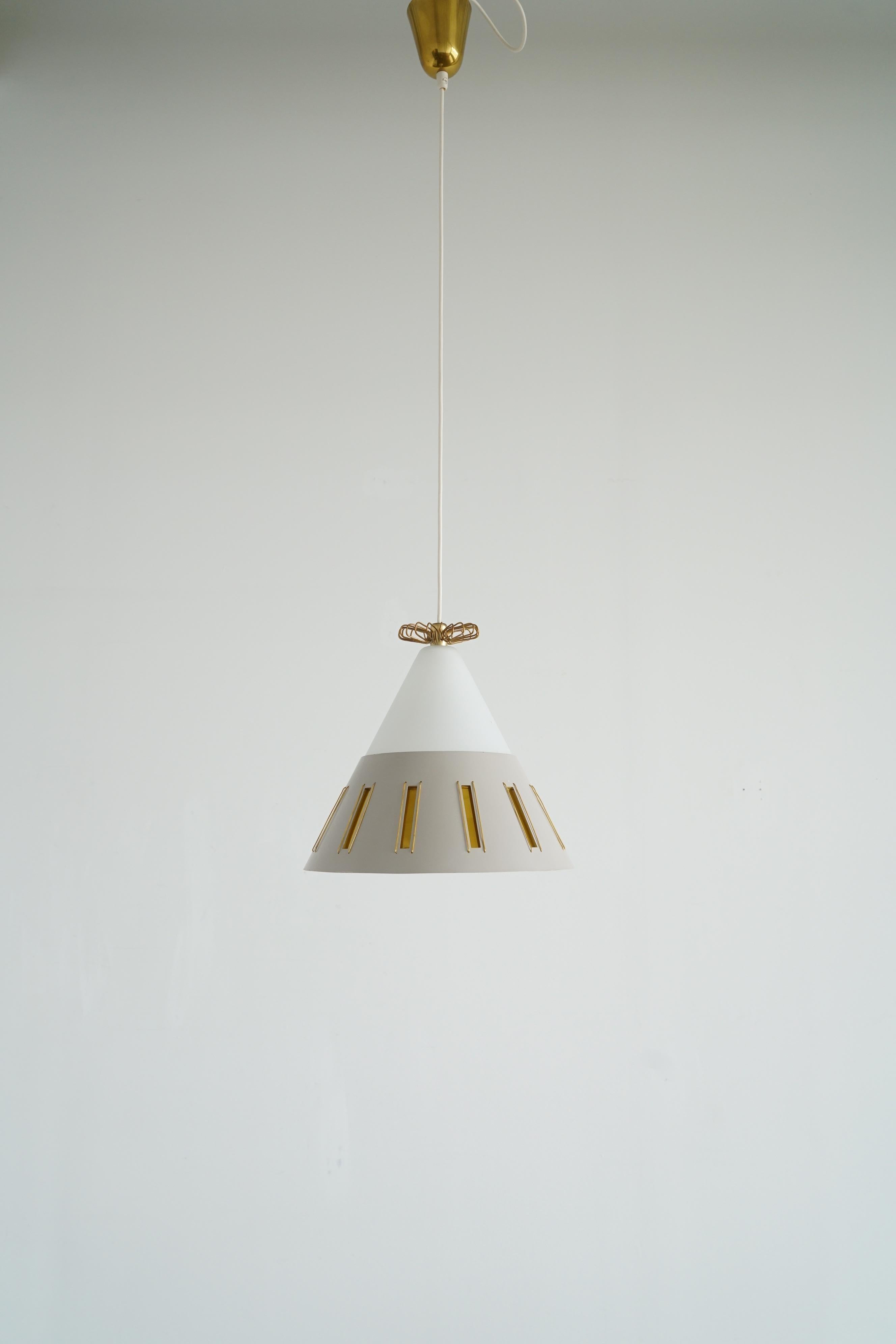 Una coppia di  pedali di illuminazione progettati da Paavo Tynell e prodotti da Idman per Lightolier. Circa 1955. Paralume in vetro smerigliato con coppa da soffitto in metallo laccato e ottone lucido. Dimensioni: H. 12