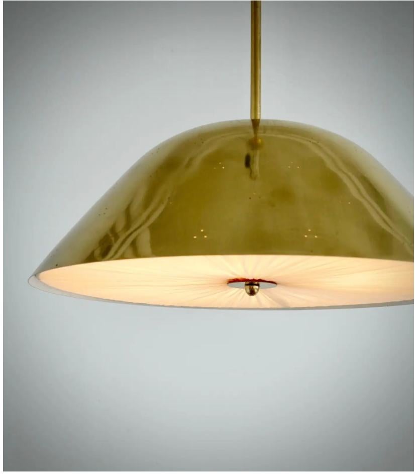 Coppia di pendenti disegnati da Paavo Tynell per Taito Oy, Finlandia, 1950 circa. Paralume in ottone traforato con diffusore in seta plissettata. Timbro 