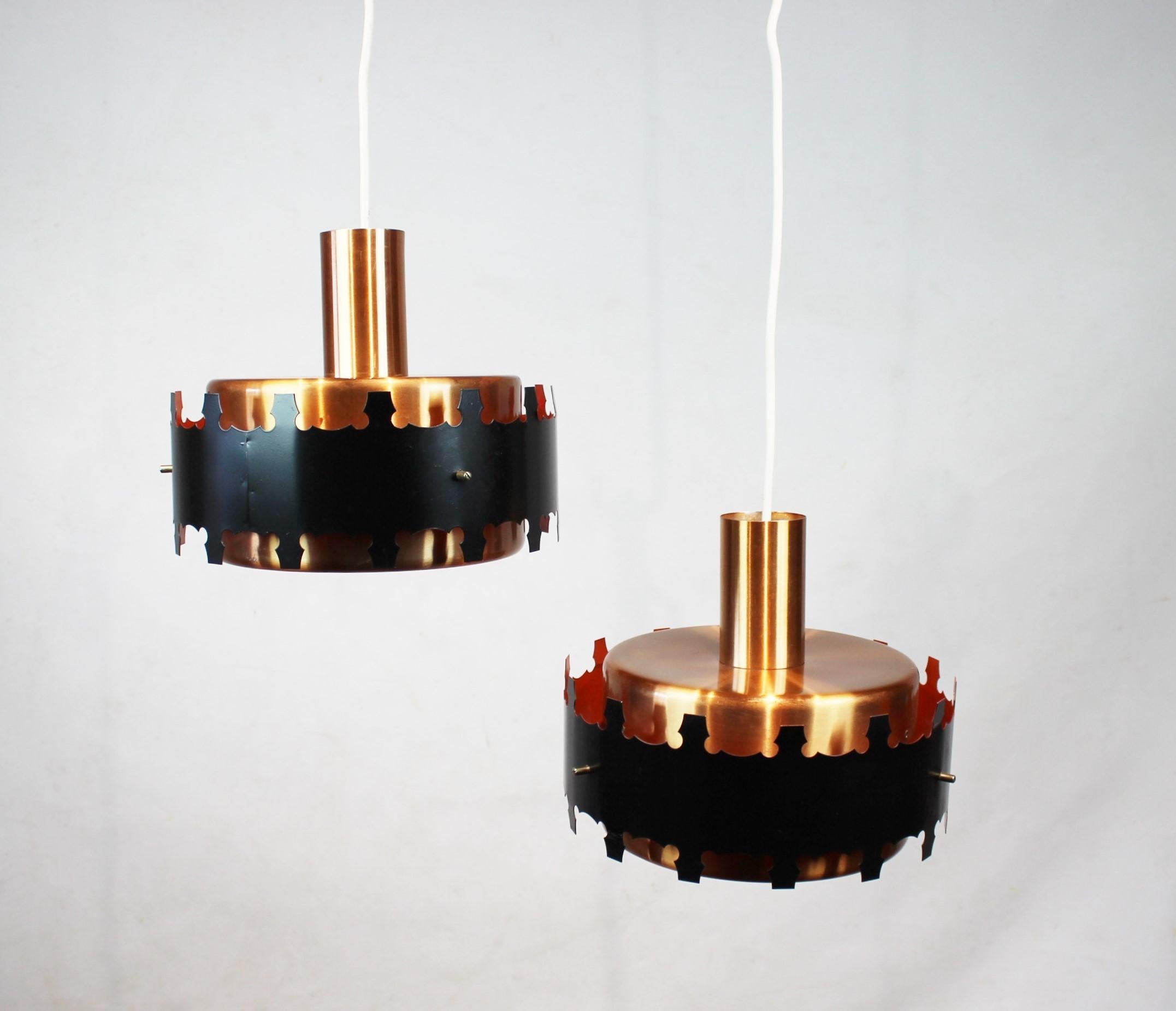 Coppia di pendenti in rame e metallo nero di design danese degli anni '70. Le lampade sono in ottime condizioni vintage.
  