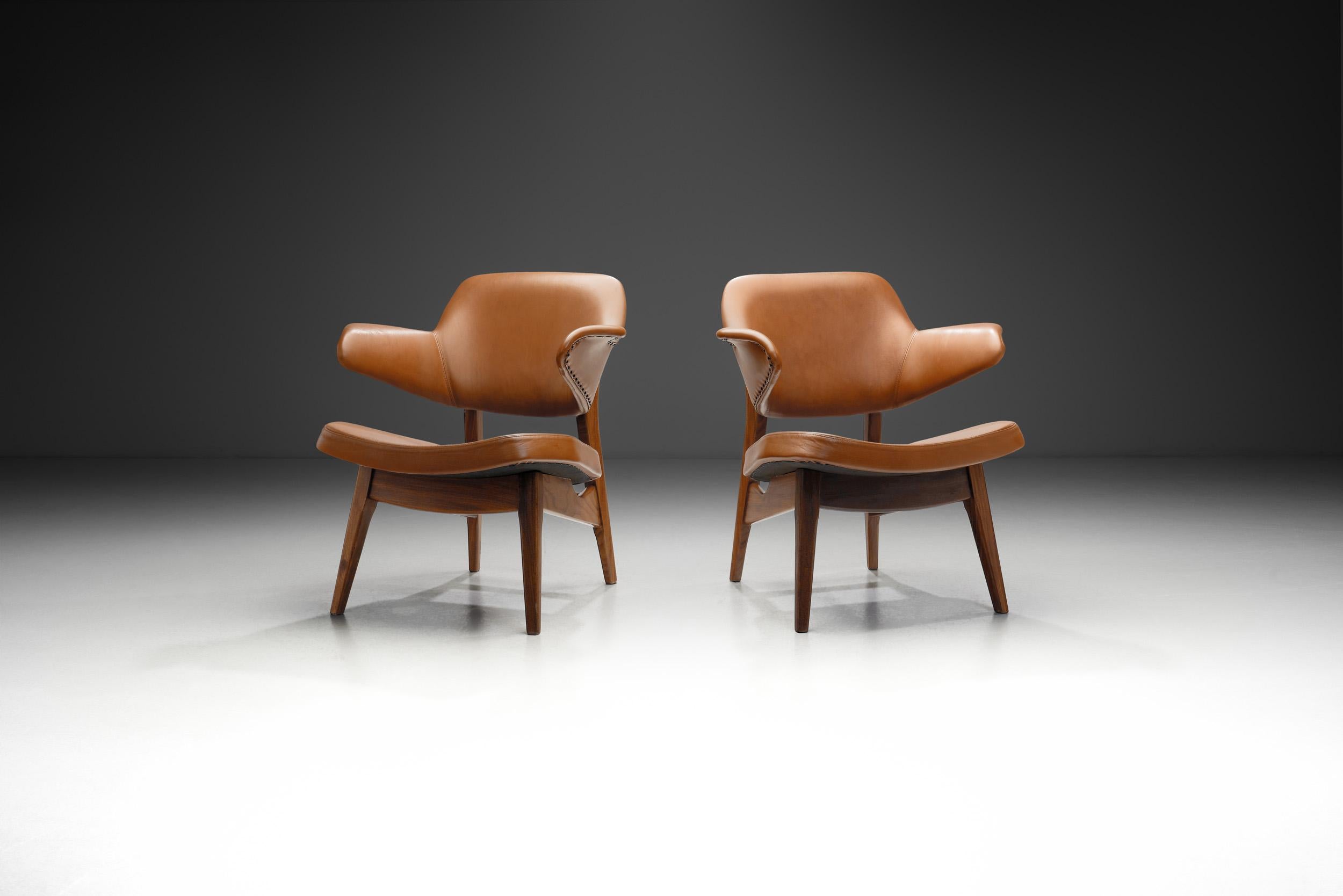 À l'époque du design du milieu du siècle, il arrivait souvent qu'un meuble n'associe que deux matériaux ou deux couleurs - créant ainsi une tension et une harmonie sans chichis ni ornements superflus, et ces fauteuils sont de parfaits exemples de ce
