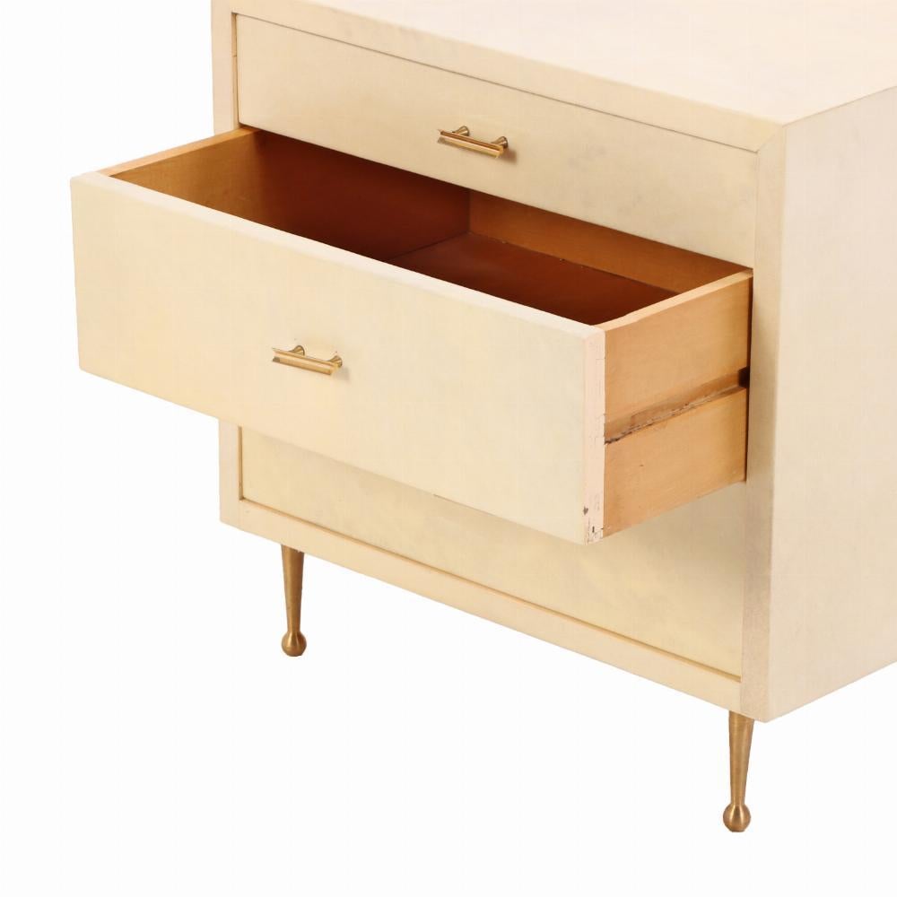 Mid-Century moderno Coppia di armadietti/comodini a 3 cassetti in Pergamino, C.C. 1950. in vendita