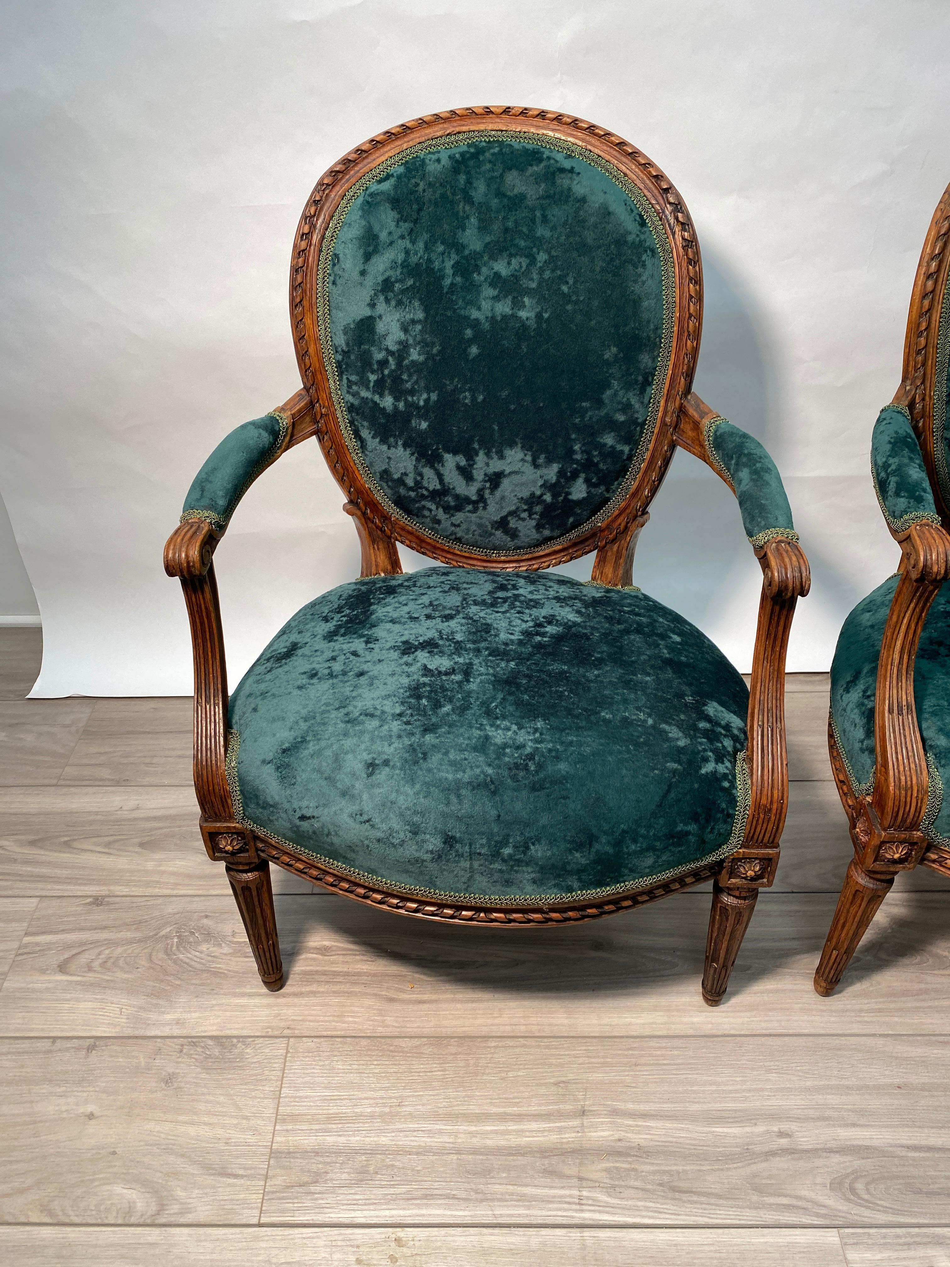 Hand-Carved Pair of Period 18th Century French Louis XVI Walnut Fauteuil Arm Chairs For Sale