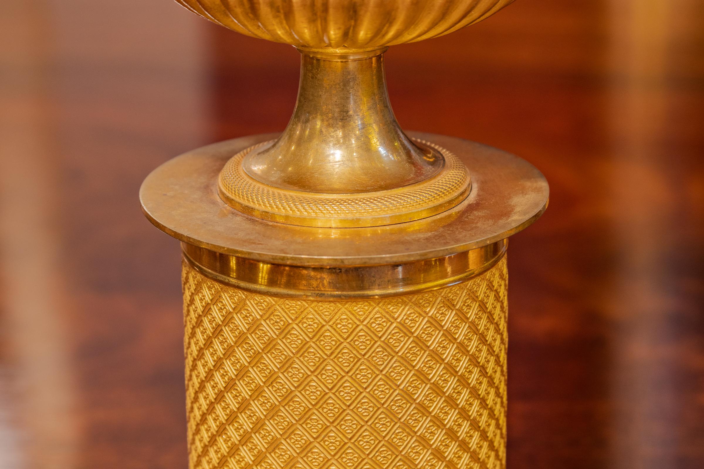 Doré Paire de pots à caches Empire d'époque, en bronze doré cuit au mercure en vente
