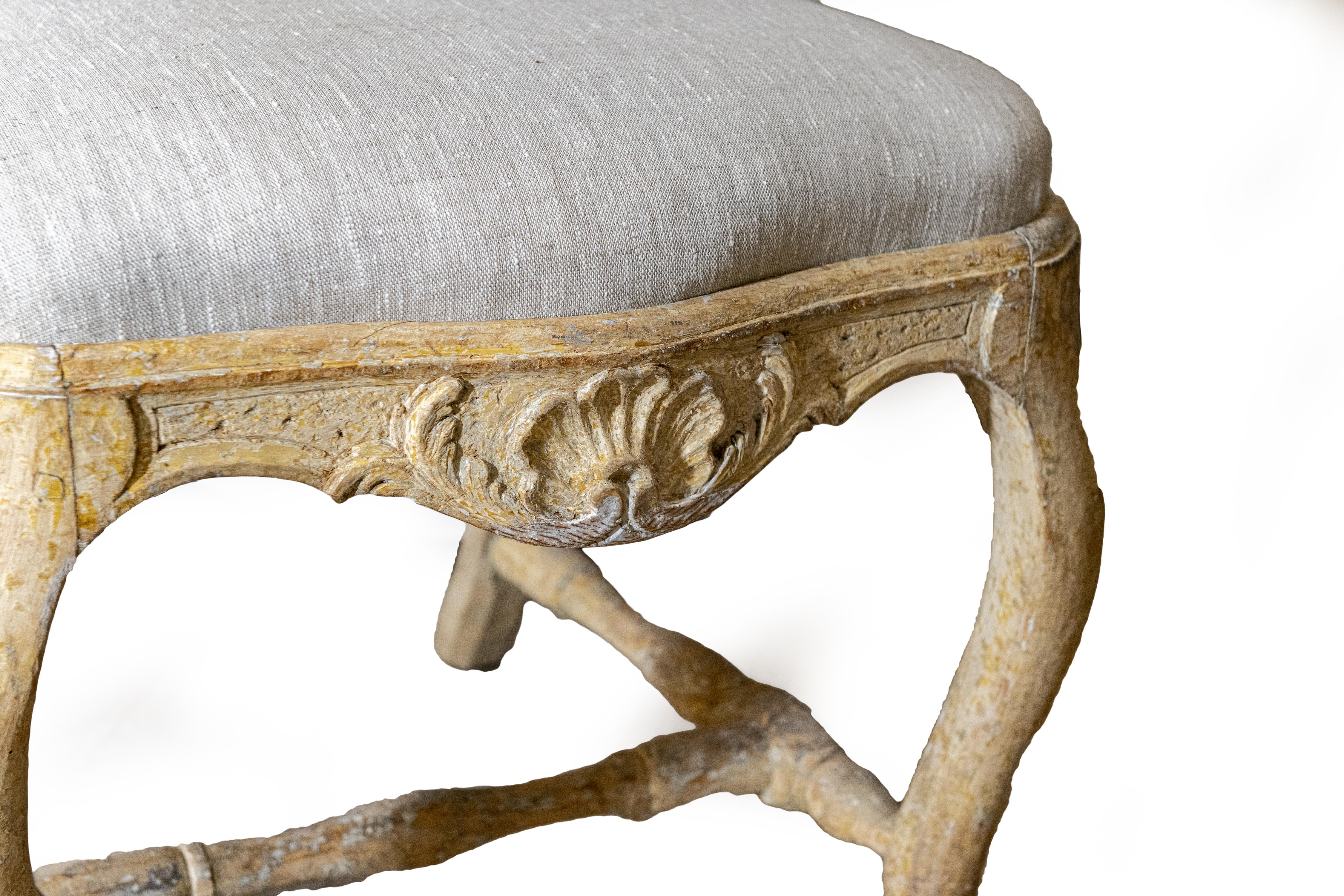 Rococo Une paire de Period  Stockholm a fabriqué des chaises d'appoint rococo à décor sculpté. en vente