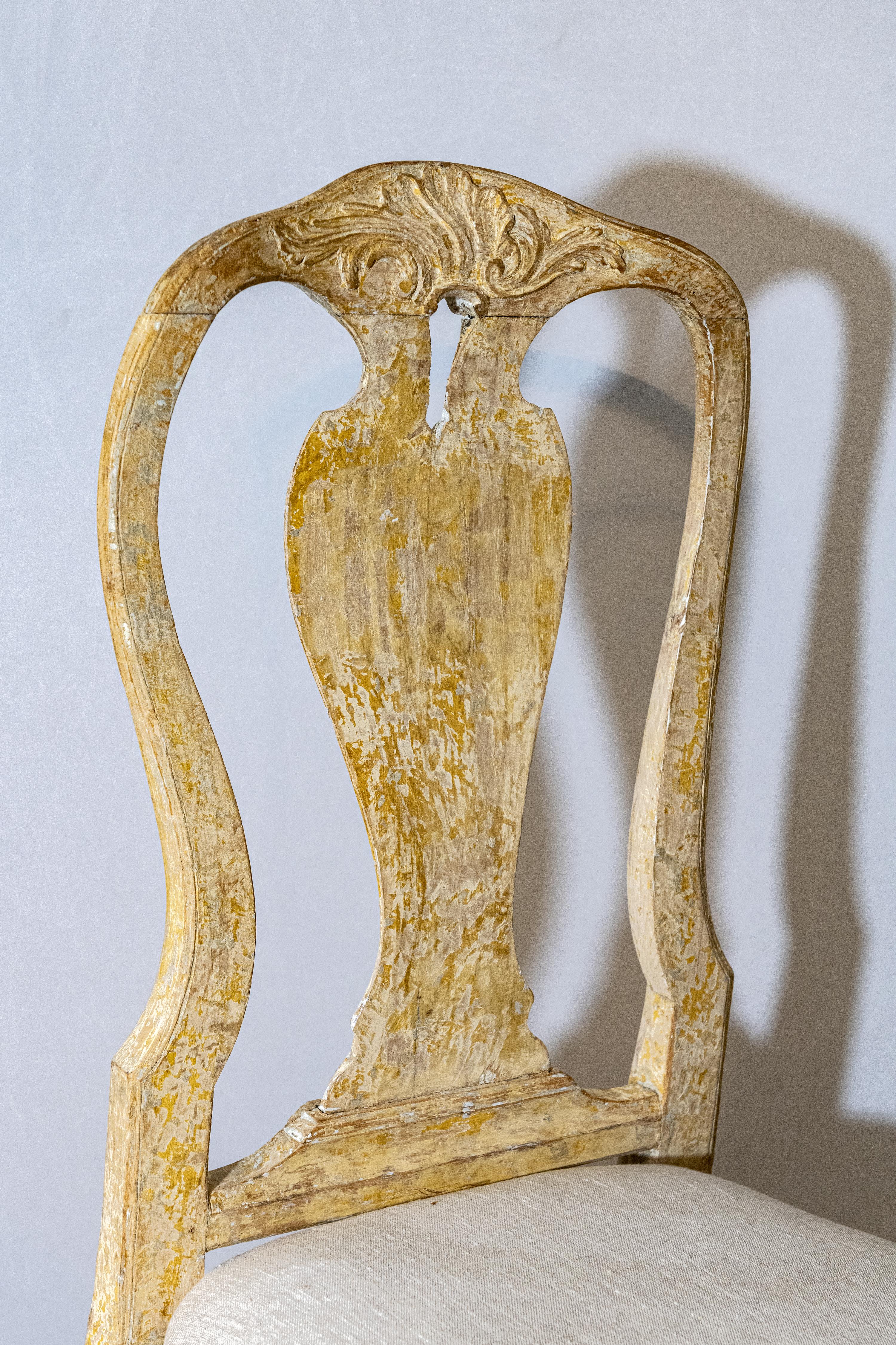 Sculpté à la main Une paire de Period  Stockholm a fabriqué des chaises d'appoint rococo à décor sculpté. en vente