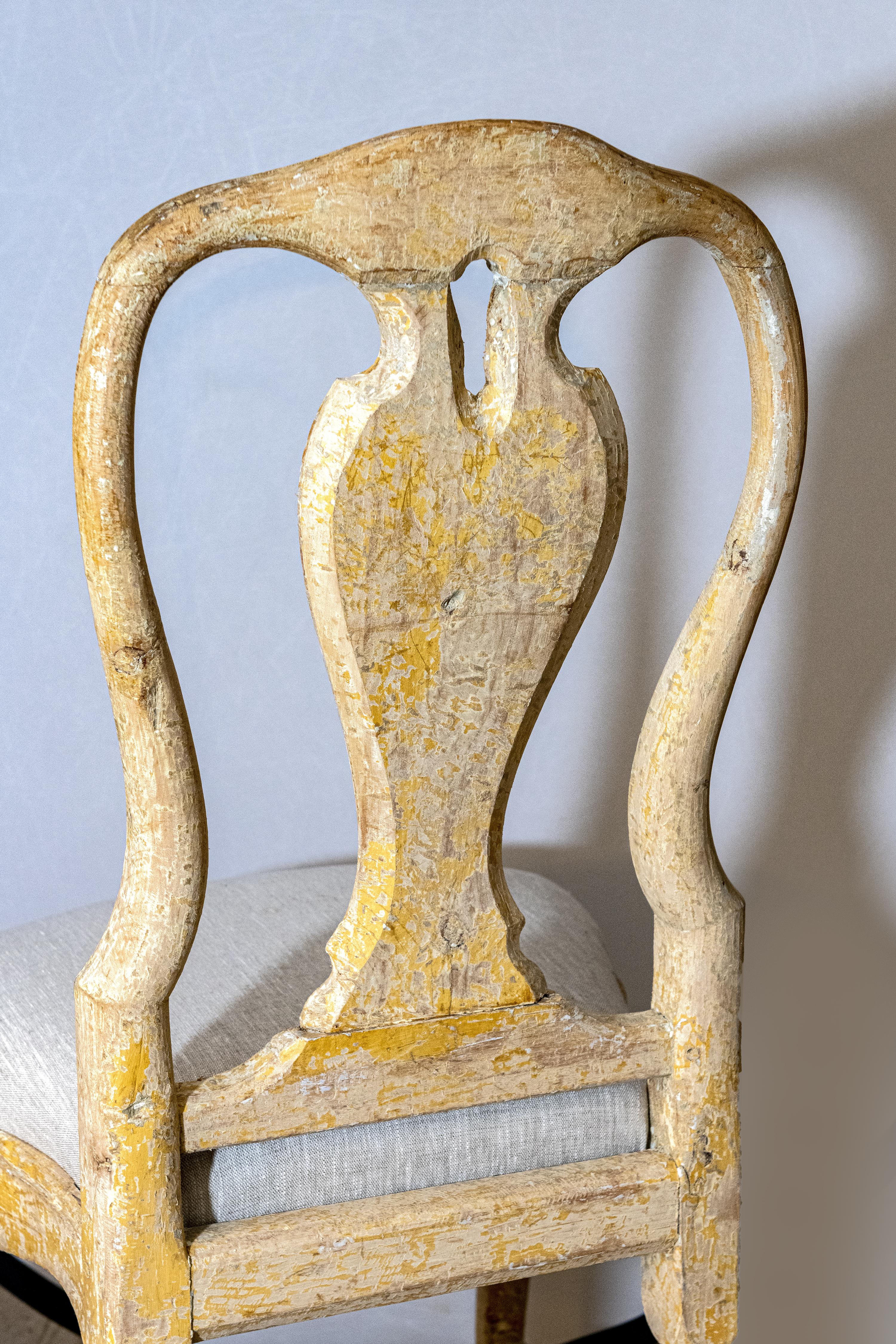 Ein Paar Periode  Stockholm stellte Rokoko-Beistellstühle mit geschnitzten Dekorationen her. (18. Jahrhundert und früher) im Angebot