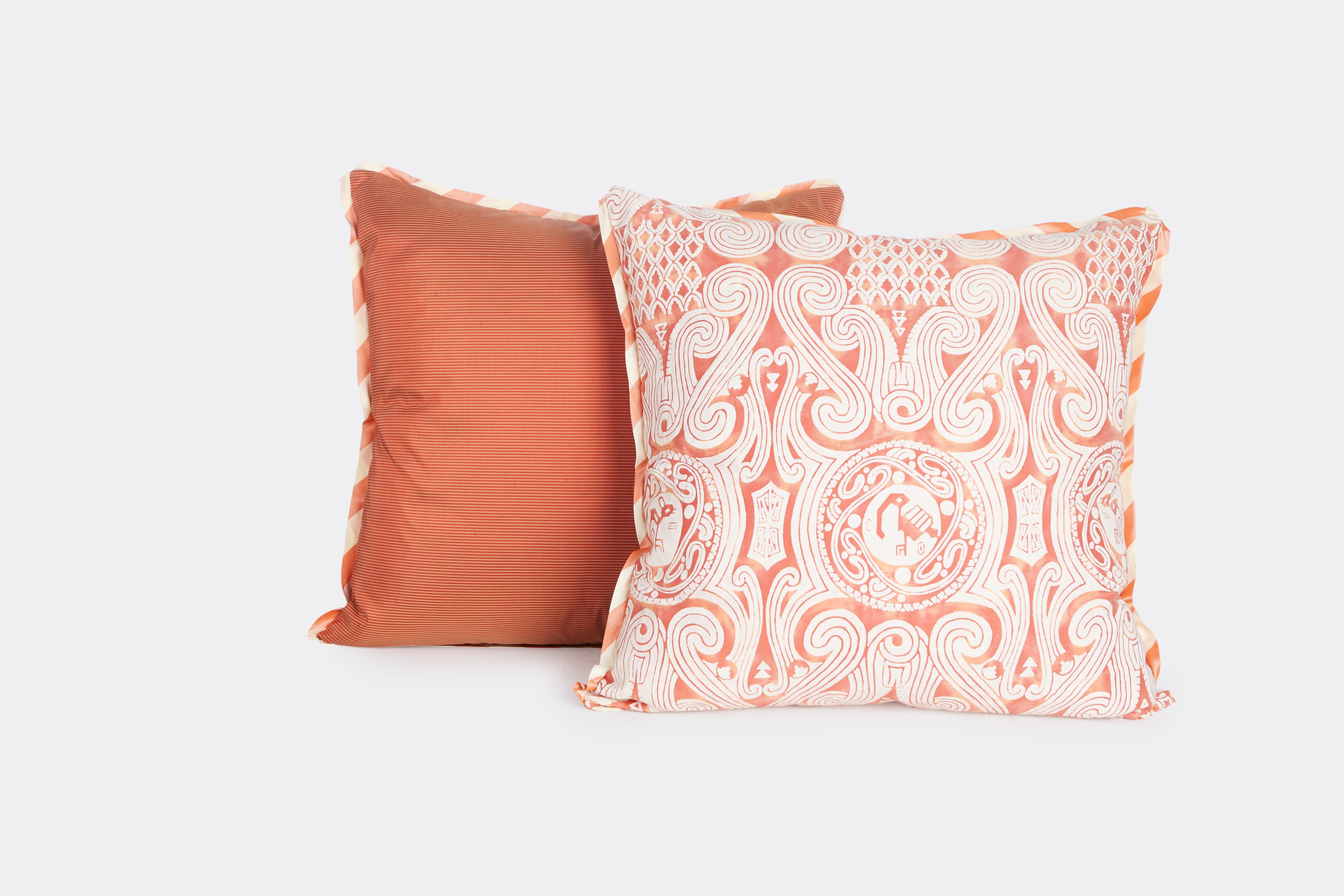 Pair of Fortuny Cushions in the Peruviano Pattern in Orange and White In New Condition For Sale In New York, NY