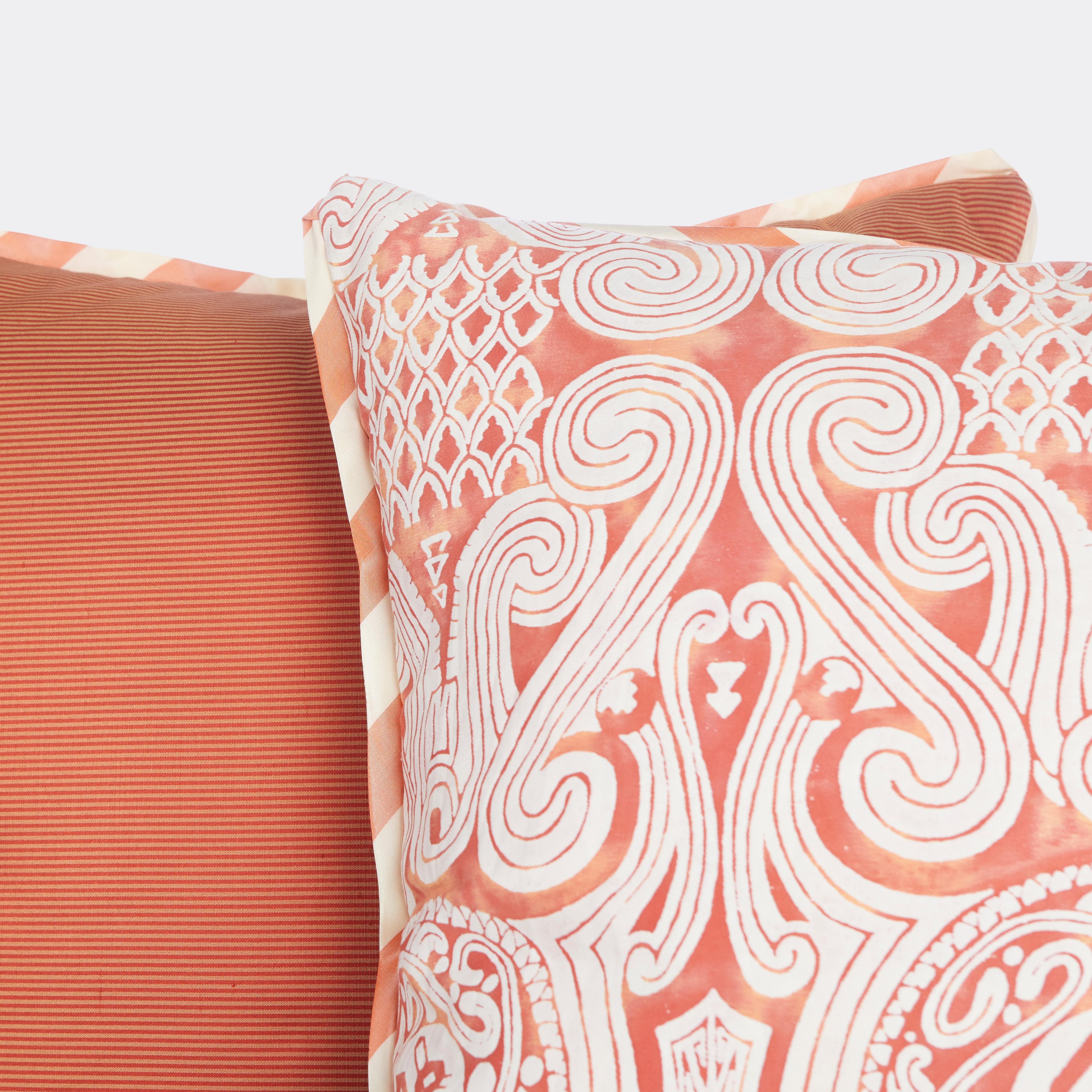 Contemporary Pair of Fortuny Cushions in the Peruviano Pattern in Orange and White For Sale
