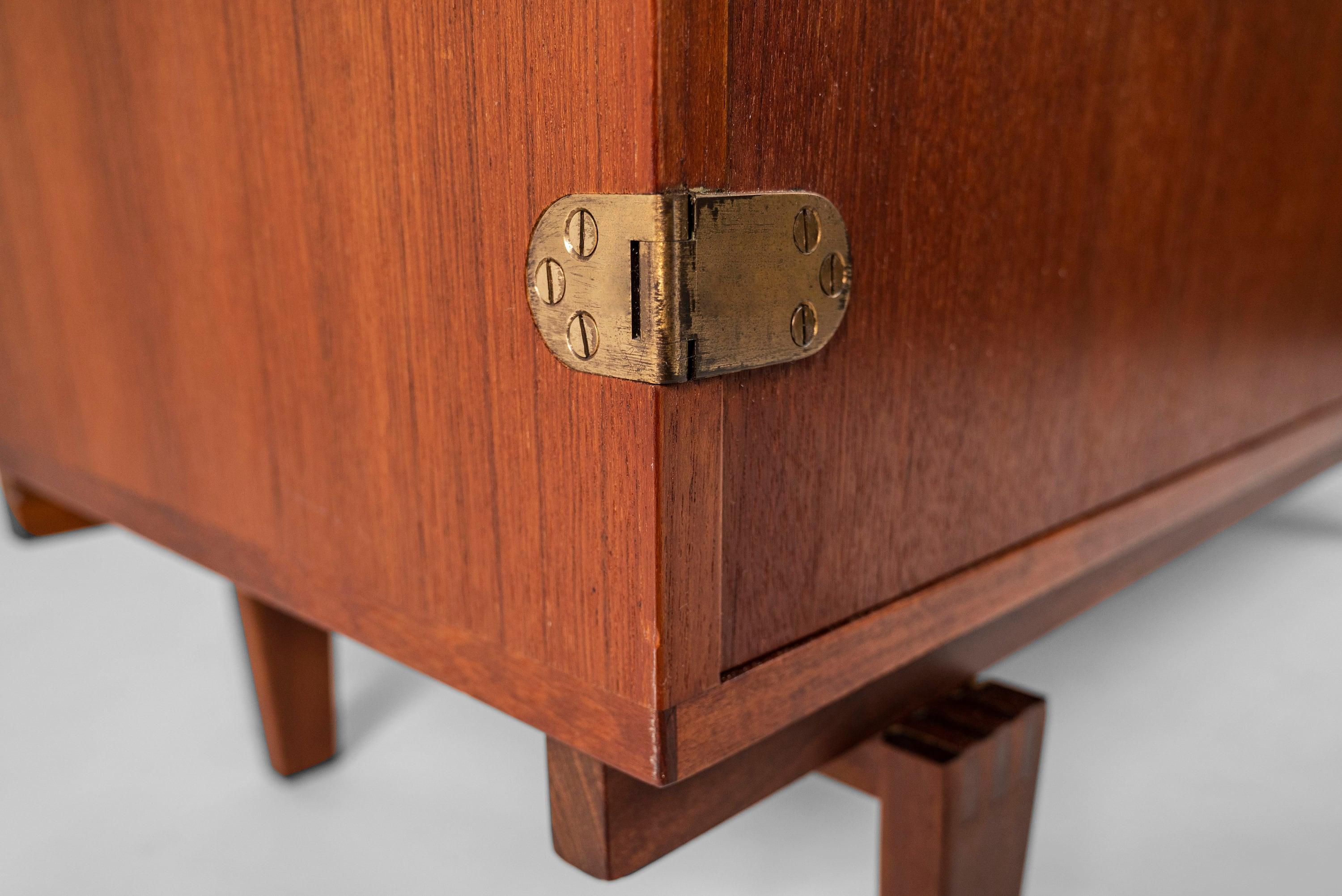 Cabinet One- Ein begehrtes und außergewöhnlich gut gebautes Design von Peter Lovig Nielsen für Dansk Designs. Die zweiteilige Vitrine ist aus Teakholz gefertigt. Der obere Teil des Bücherregals verfügt über neun verstellbare Einlegeböden, die