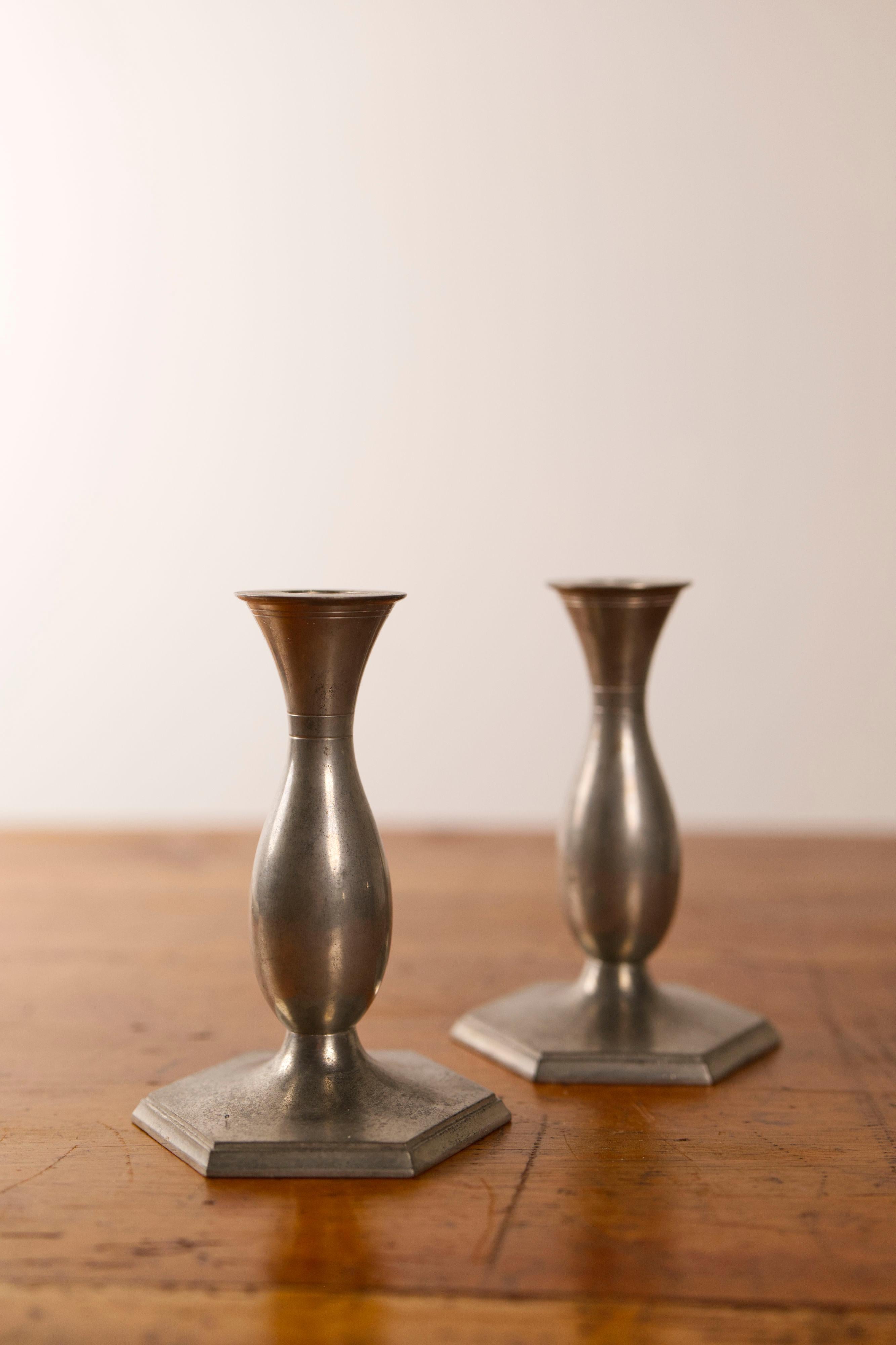 Un par de candelabros de peltre modelo 