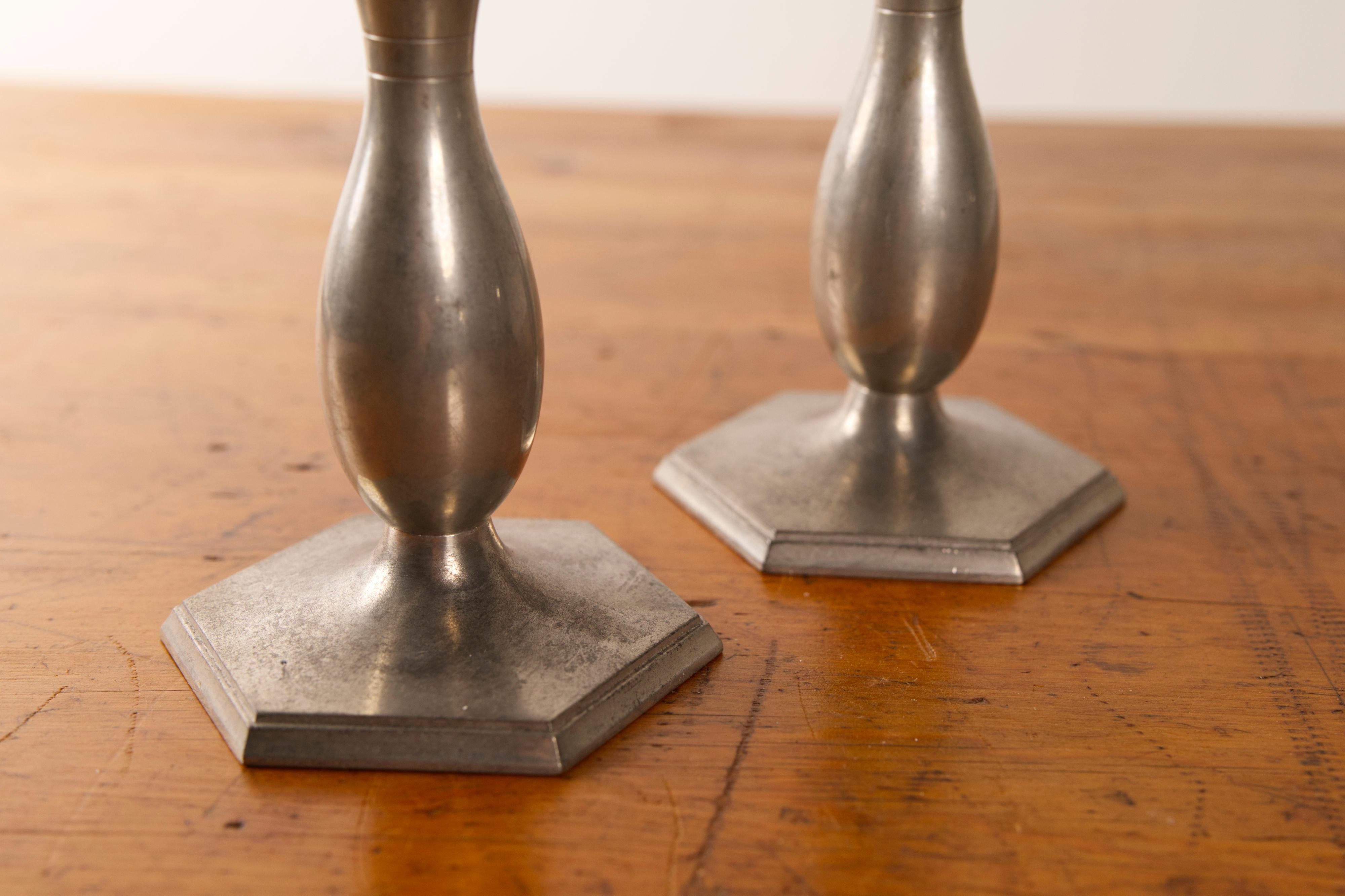Un par de candelabros de peltre modelo 