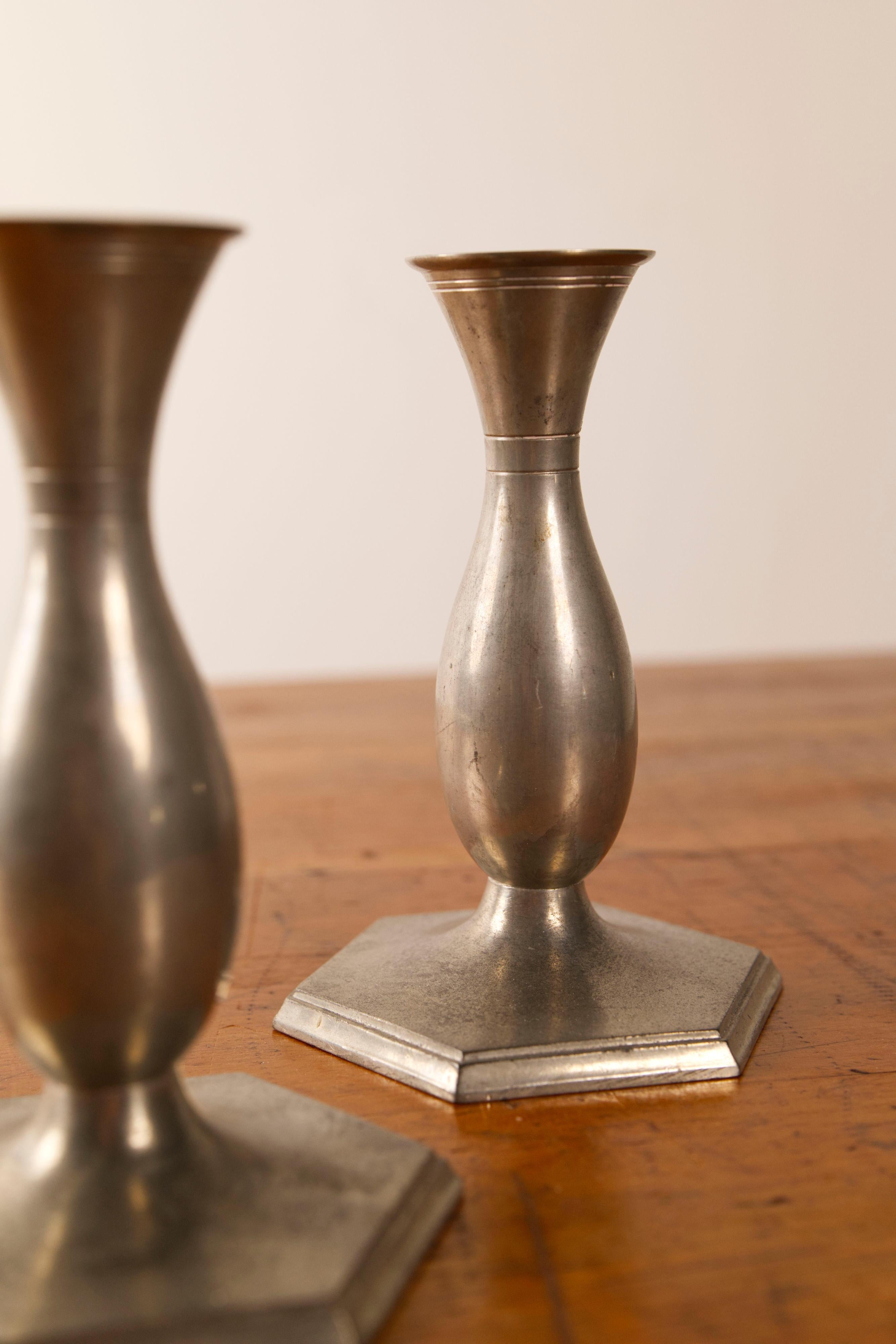 Un par de candelabros de peltre modelo 
