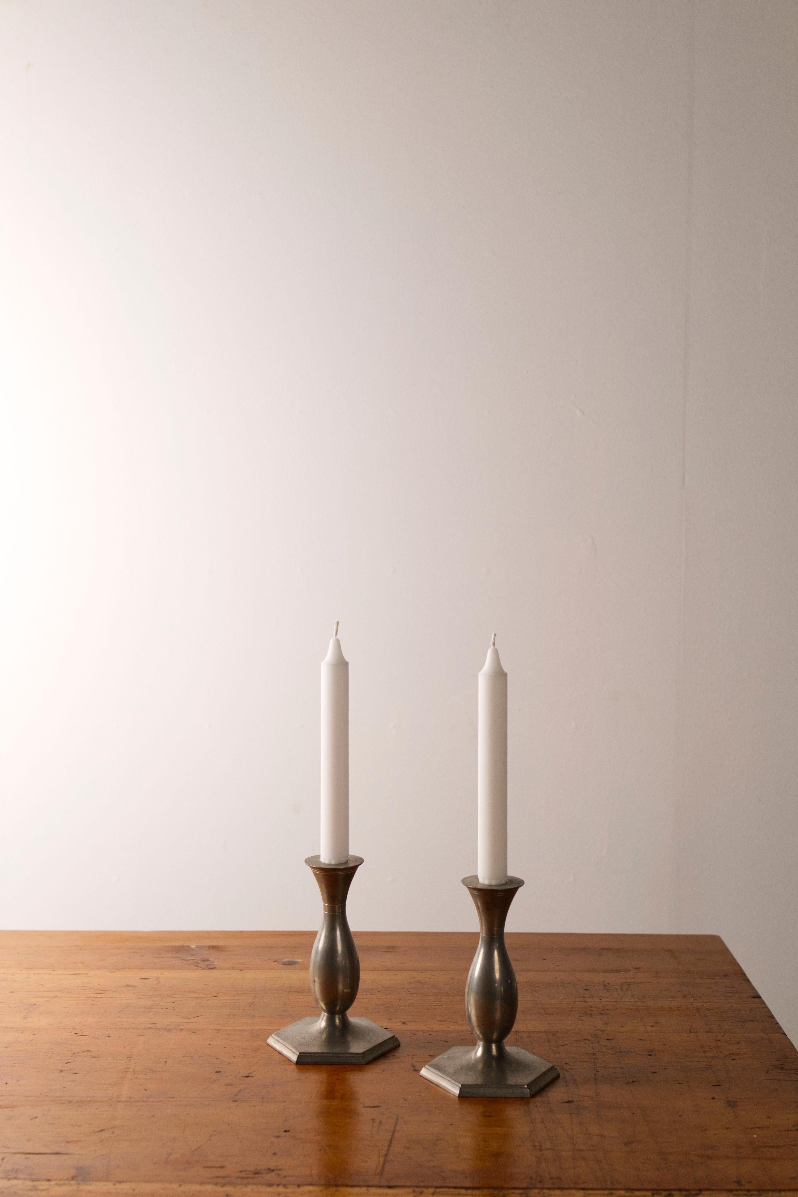 Un par de candelabros de peltre modelo 