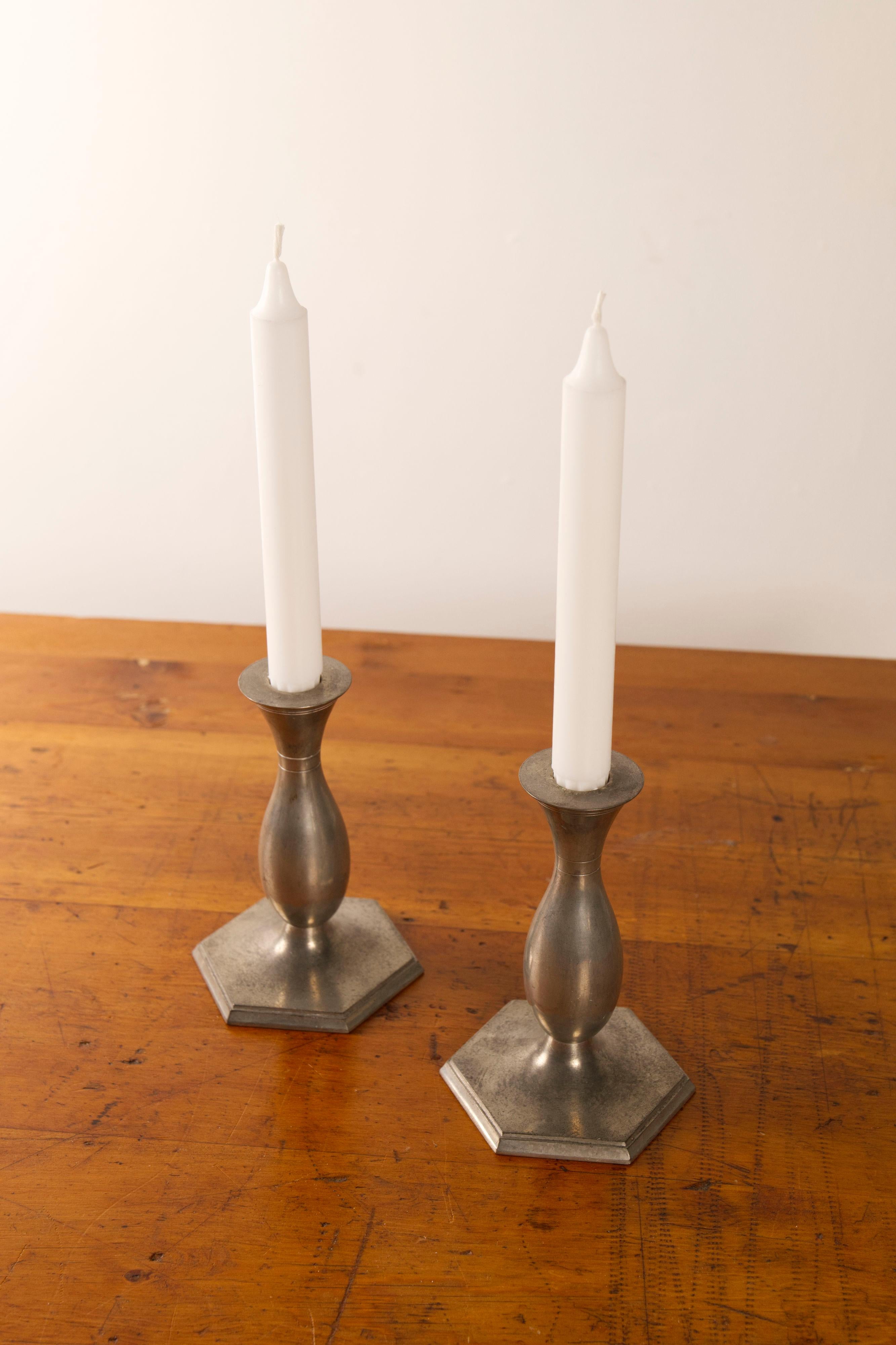 Un par de candelabros de peltre modelo 