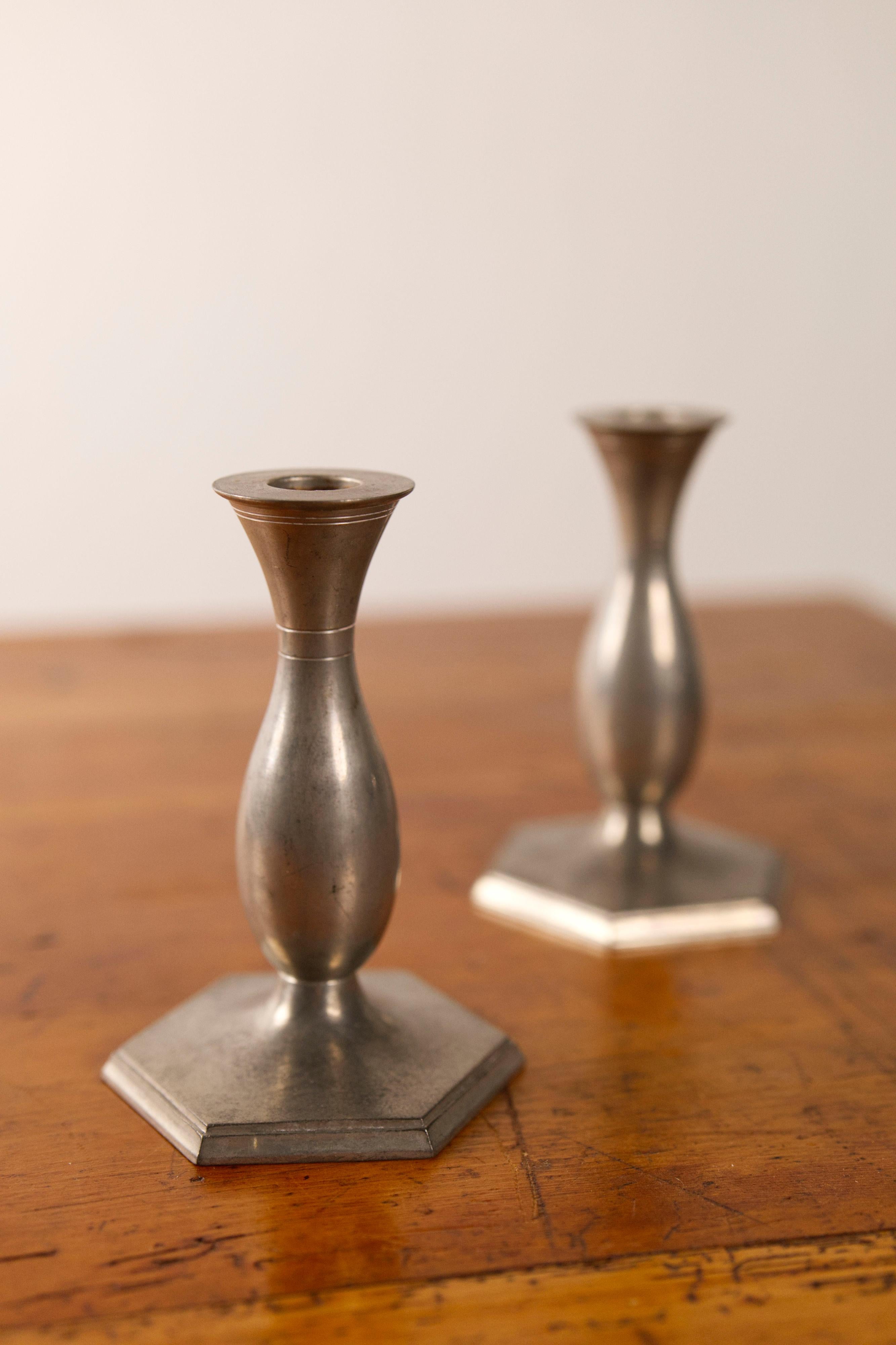 Un par de candelabros de peltre modelo 
