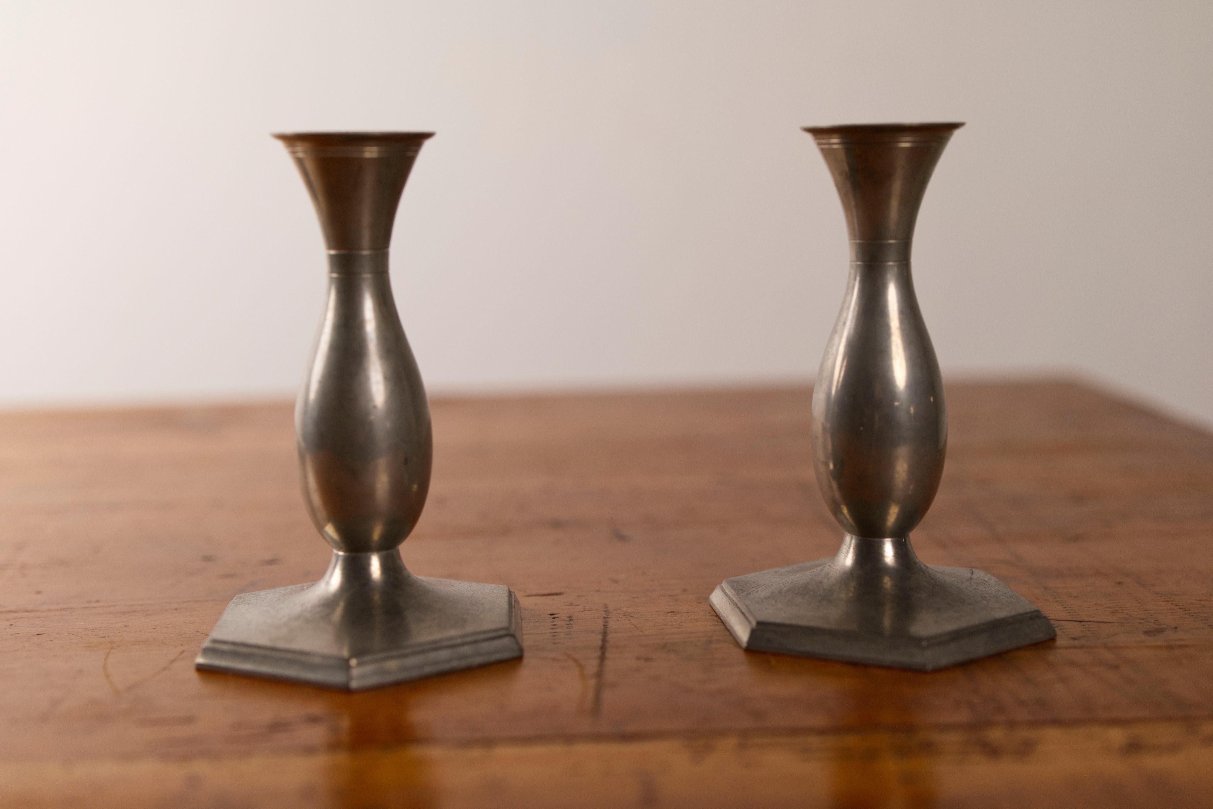 Un par de candelabros de peltre modelo 