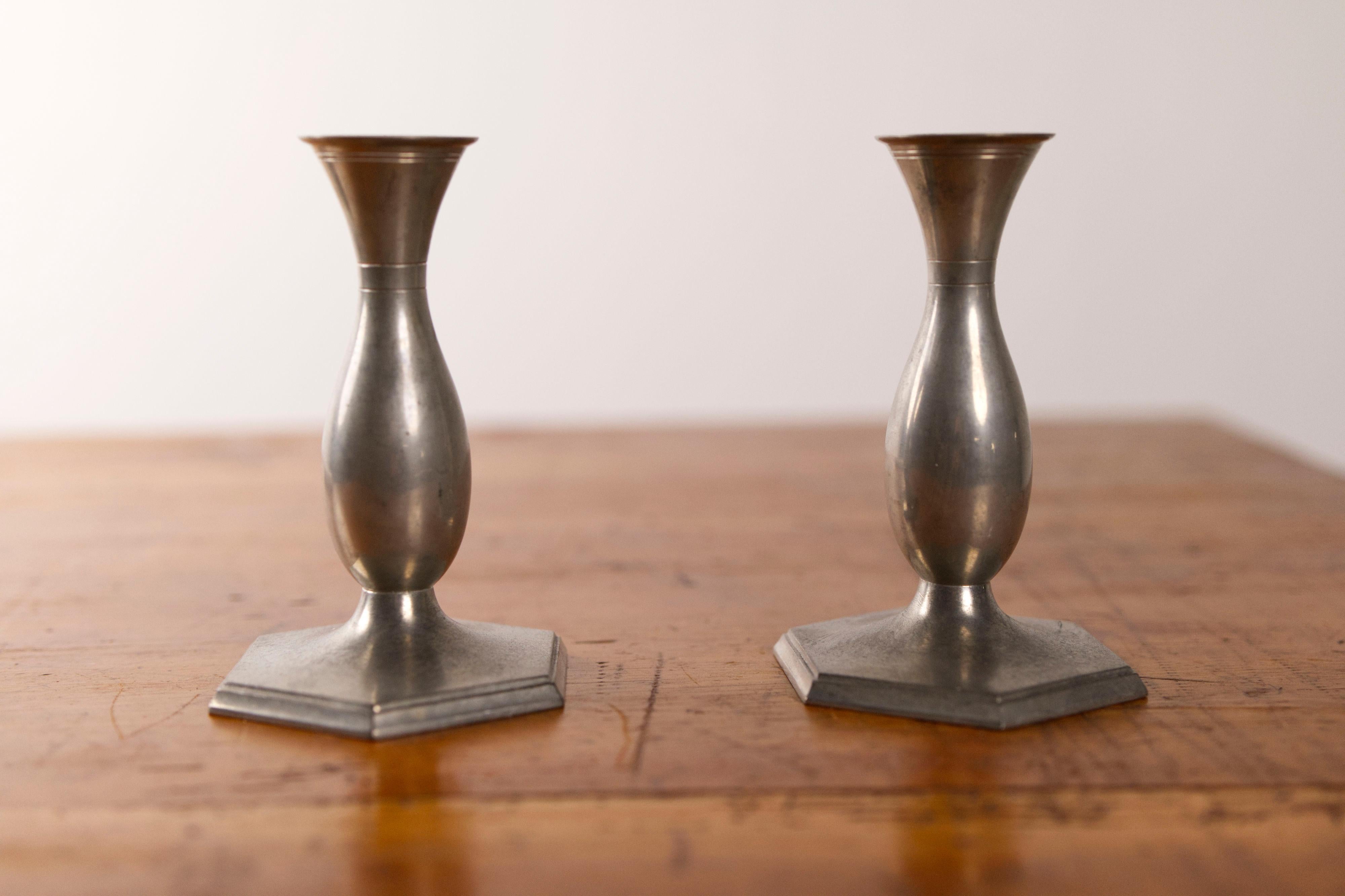 Un par de candelabros de peltre modelo 