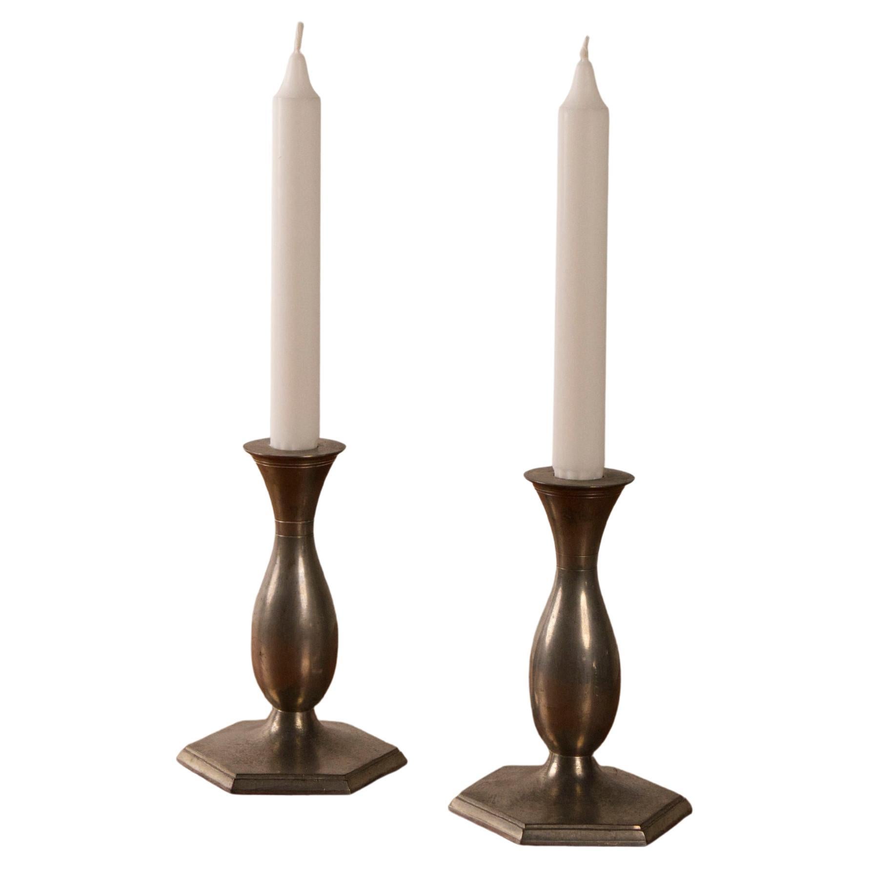 Un par de candelabros de peltre modelo "1165" de Just Andersen, años 30 en venta