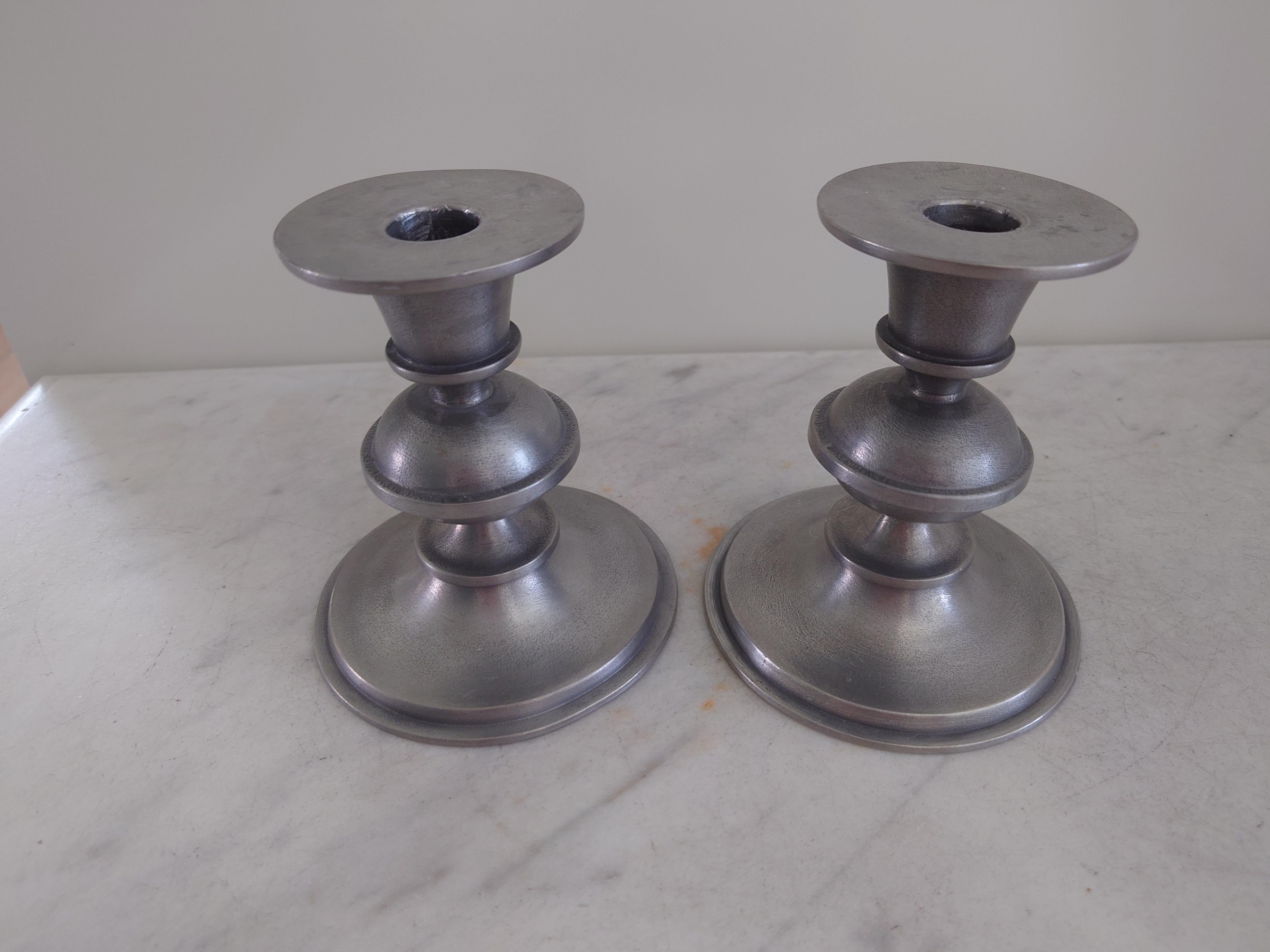 Un par de candelabros. Estaño fundido. Edvin Ollers, Schröder & Olsson, Estocolmo, segunda mitad del siglo XX. En forma de bola sobre un plato redondo.
Altura 12.5 cm.
S/ Calidad y peso sólidos en la forma. El candelabro lleva estampado en la parte
