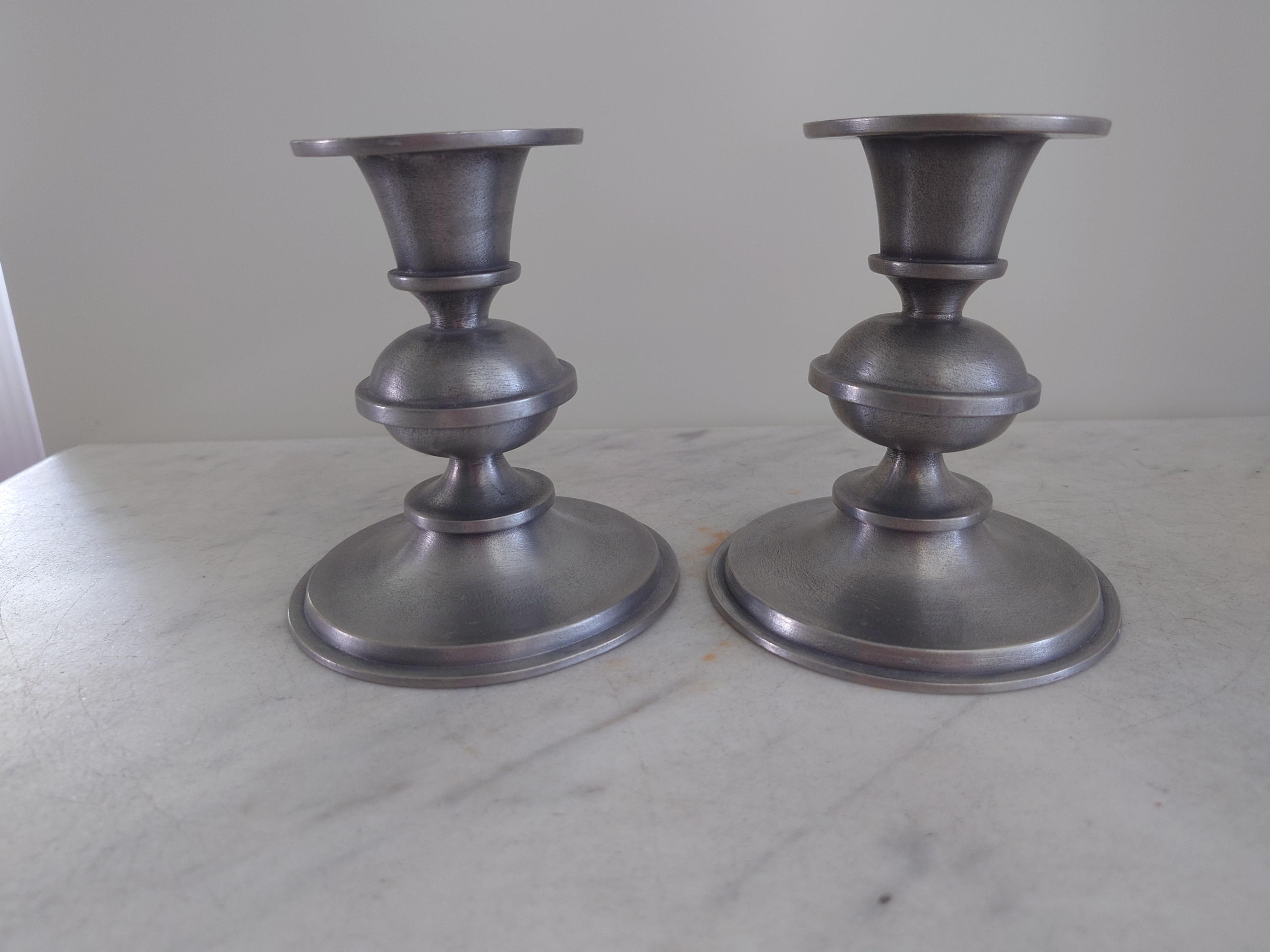 Un par de  Candelabros de peltre de Edvin Ollers, Suecia Años 30 Art decó Art Decó en venta