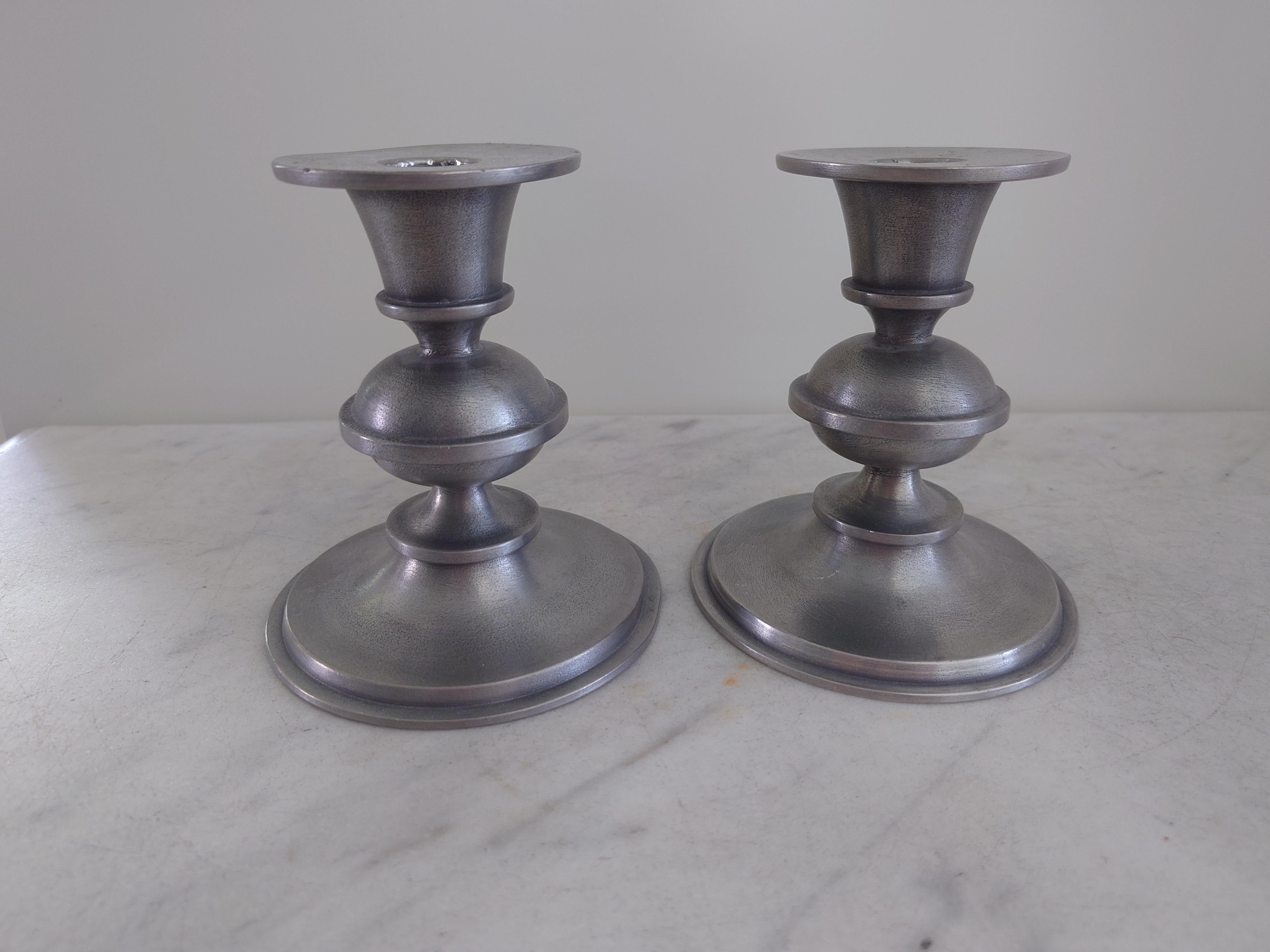 Un par de  Candelabros de peltre de Edvin Ollers, Suecia Años 30 Art decó Sueco en venta