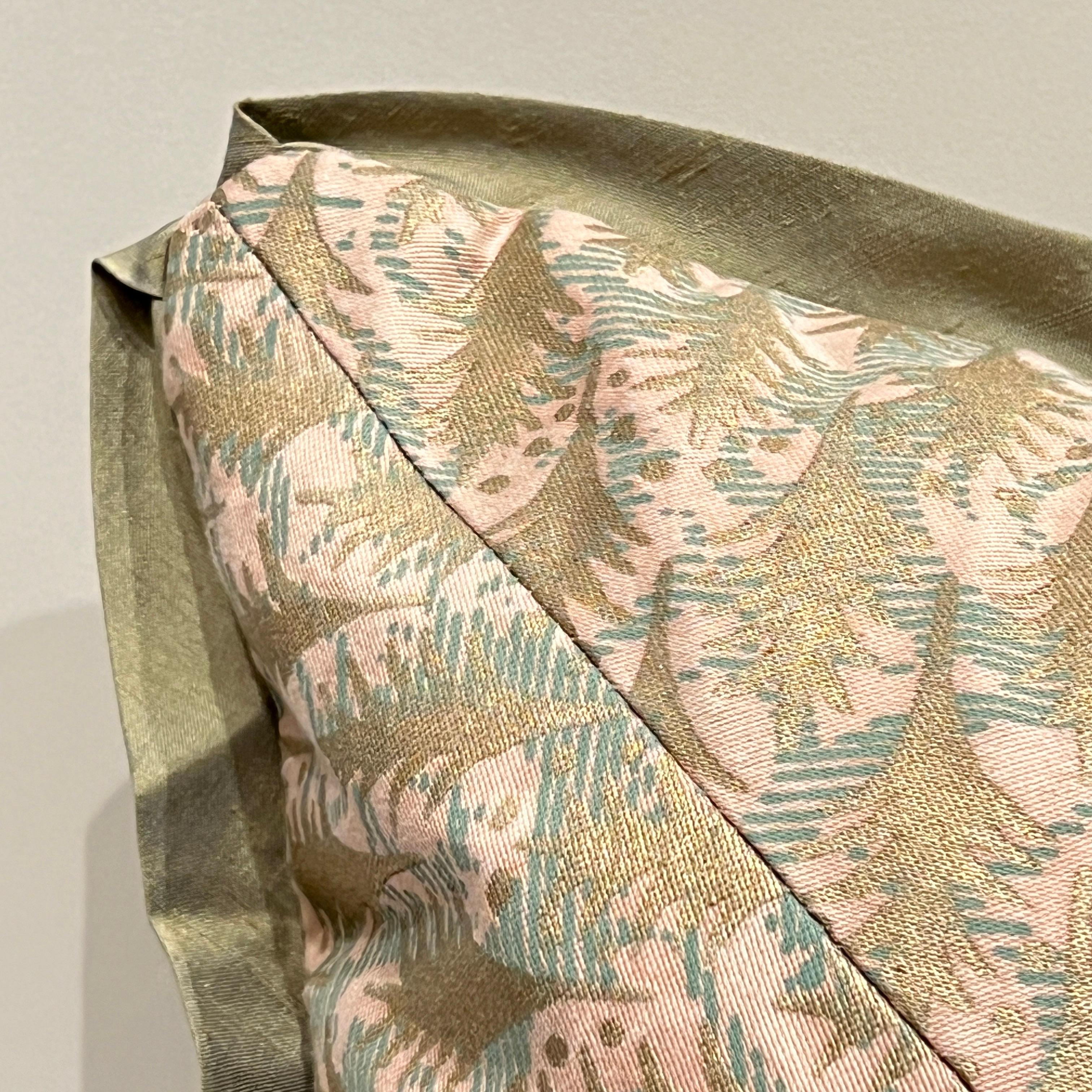 Una coppia di cuscini di Fortuny con motivo Puimette, a punto e a mitria, nei colori rosa, acquamarina e oro. Il retro è in seta slub con bordi in sbieco in seta slub.